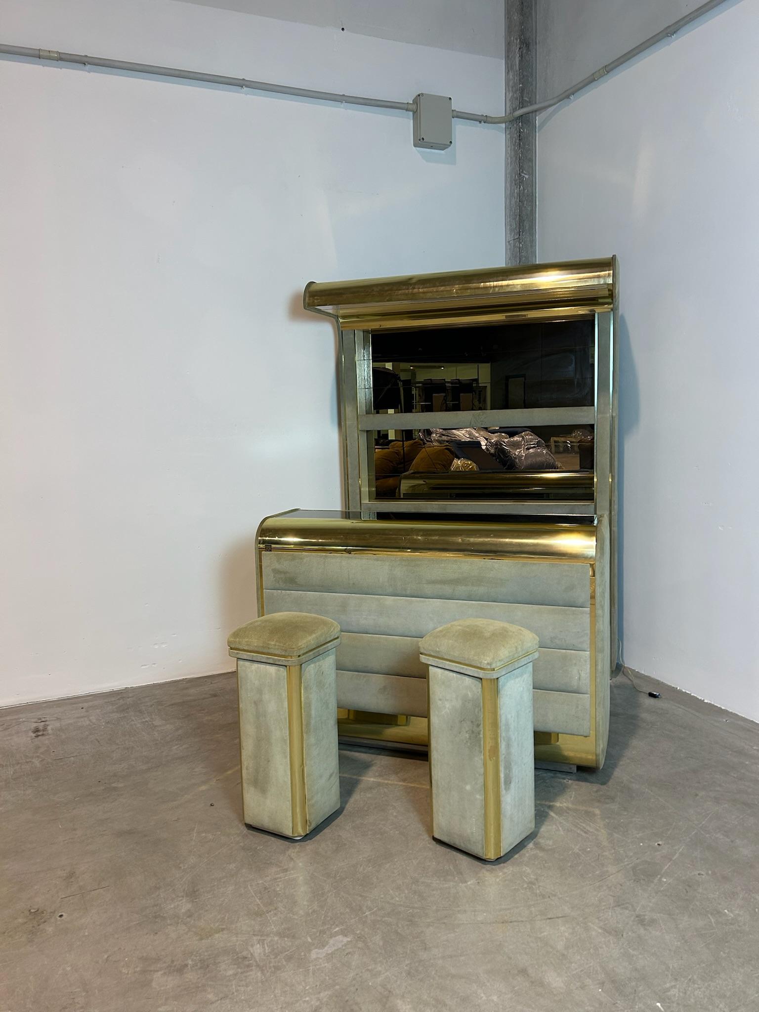 Un conjunto de escena en cuero y piel: este bar móvil Hollywood Regency firmado por Willy Rizzo es el destilado puro del glamour de los años 70, cuando el diseño italiano se movía entre Saint-Tropez y Beverly Hills.
Fabricado para una clientela que