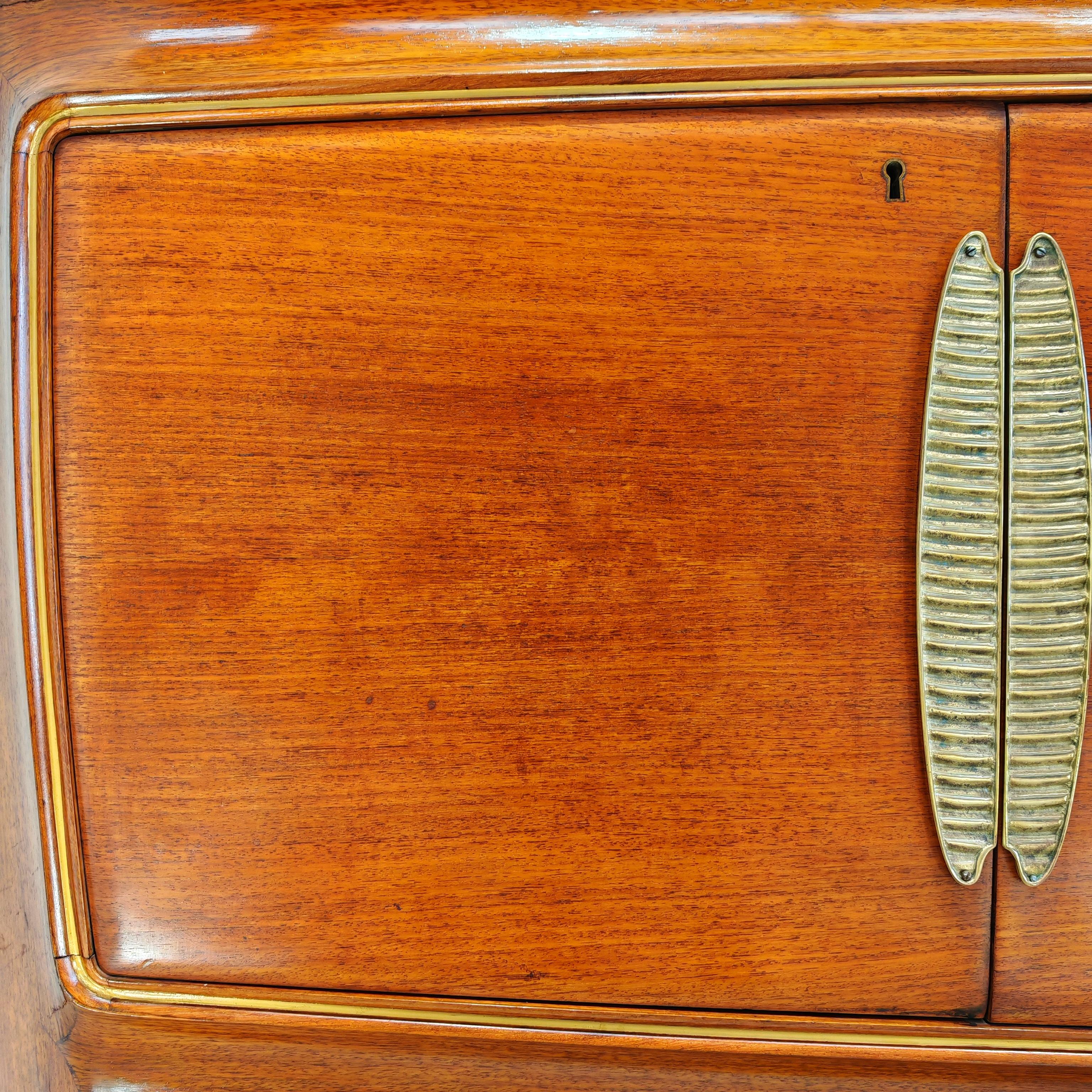 Italian-made Deco-style bar cabinet by Vittorio Dassi 1940s-50s For Sale 1