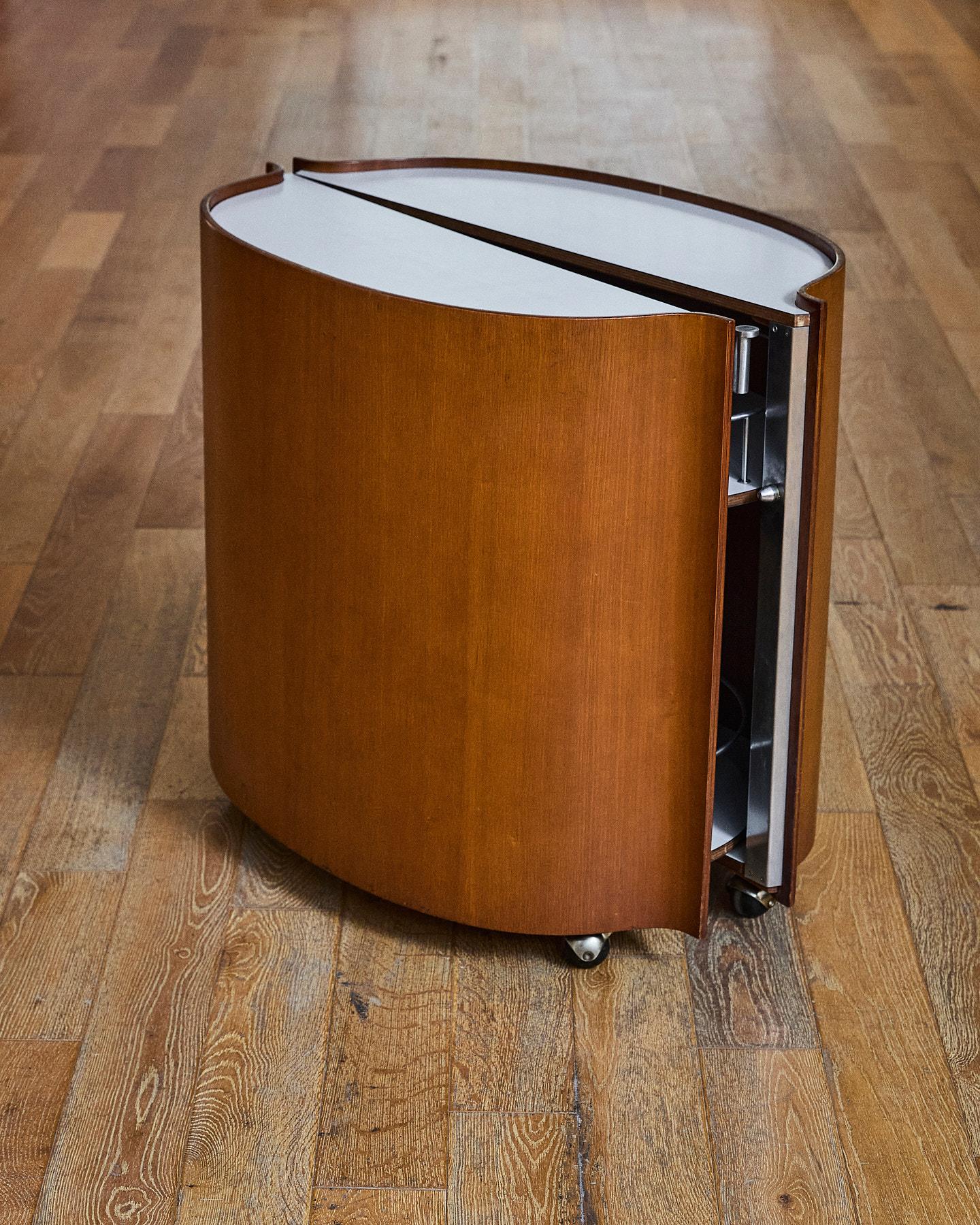 Meuble bar ouvert sur roulettes conçu en 1966 par Eugenio Gerli et produit par Tecno. L'armoire est en très bon état et ne nécessite probablement qu'un polissage de la coque extérieure. Les étagères intérieures en stratifié sont en excellent état,