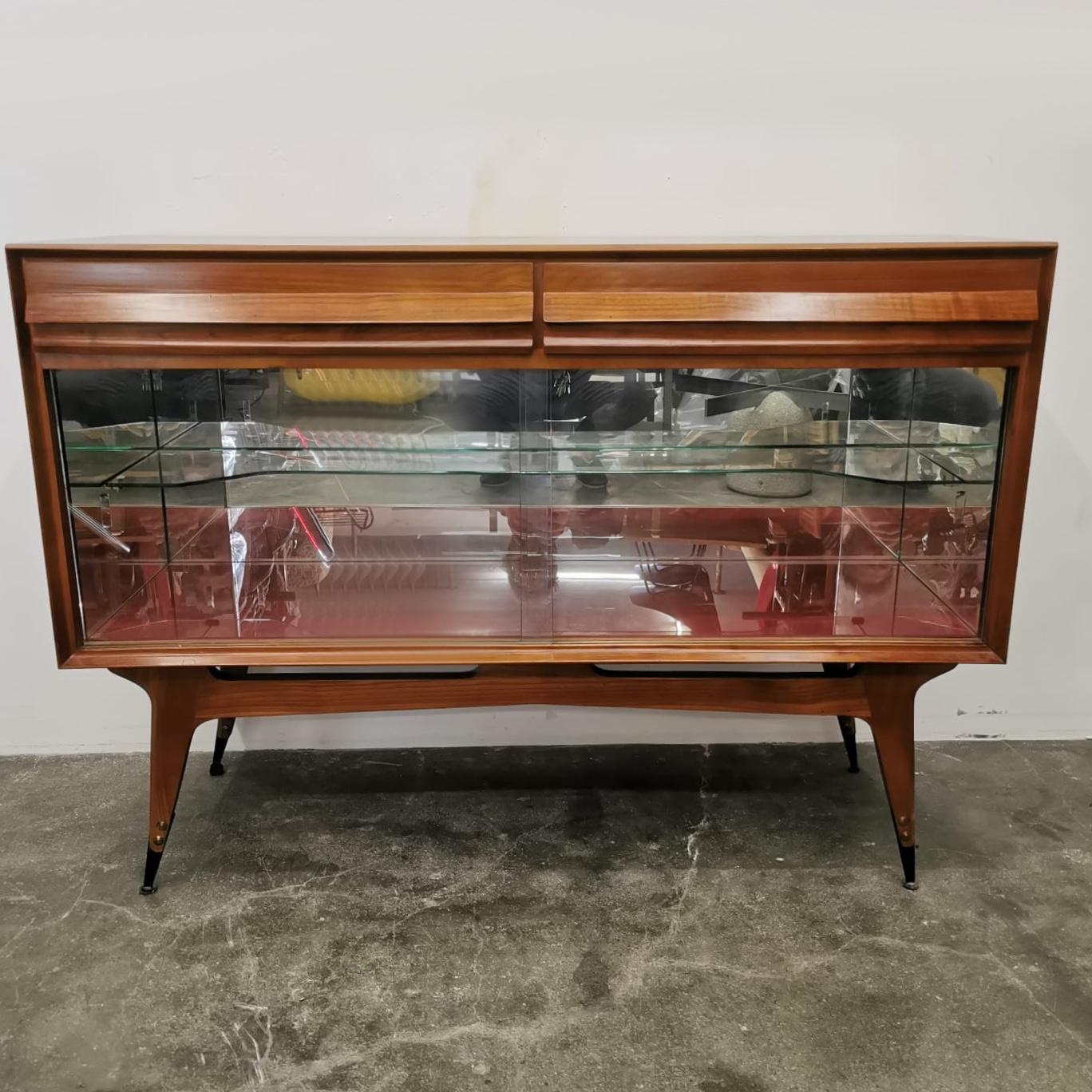Credenza Mobile Bar, Manifattura Italiana, 1950
Condizioni: Buone
Material: Cuero, Madera
Época: 1950
