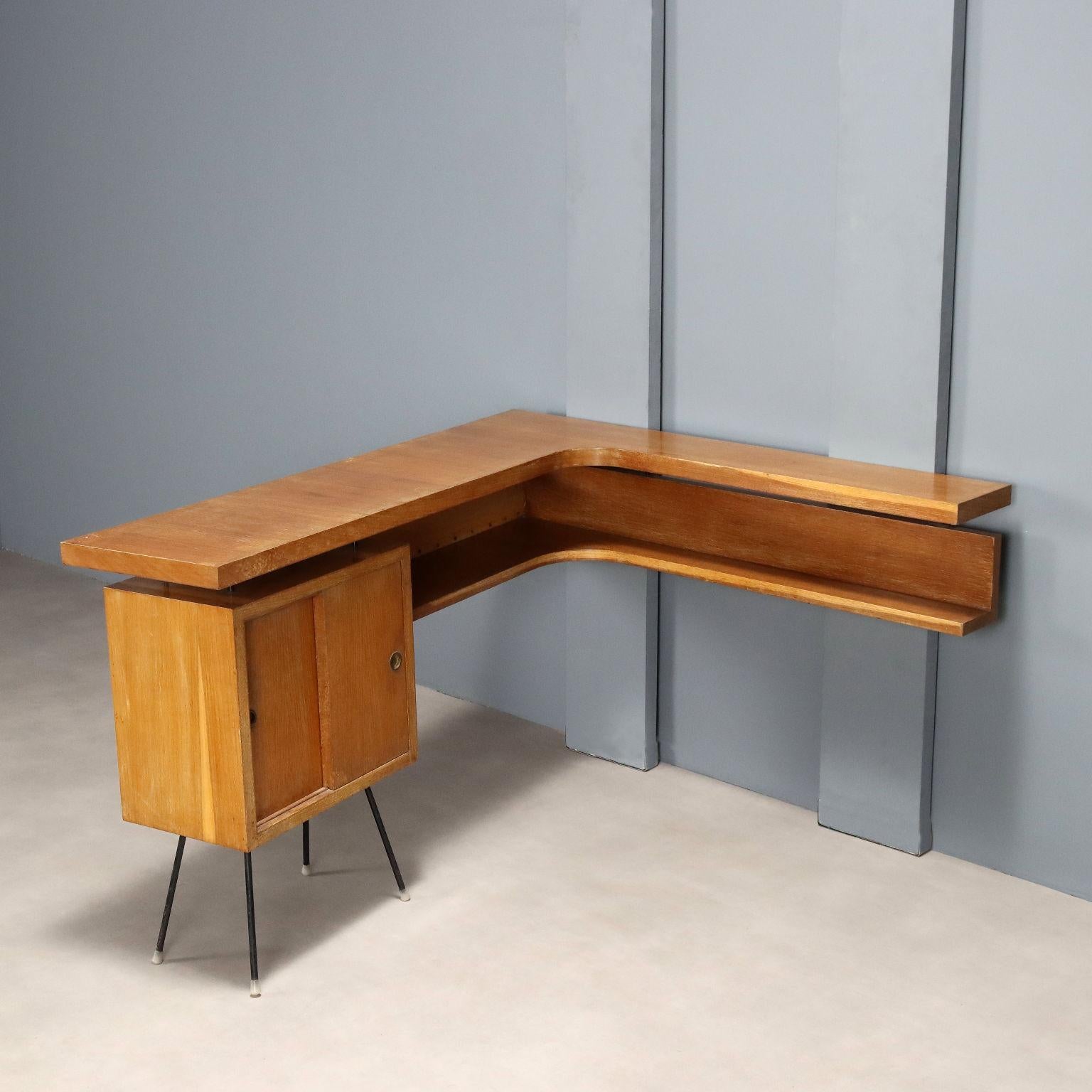 Mueble bar esquinero vintage con mostrador, compartimento de almacenaje con puertas correderas y compartimento abierto en madera chapada en roble con patas de metal lacadas en negro. 