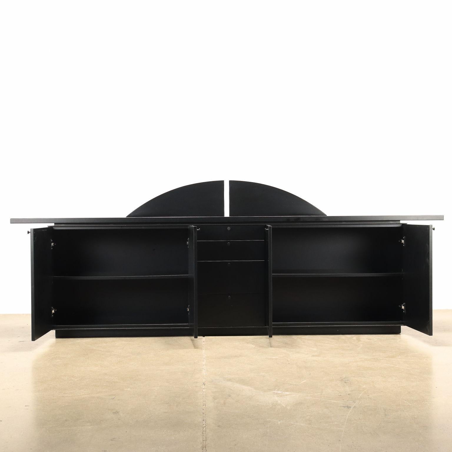 Mid-Century moderno Mobile Buffet  anni 80 in legno laccato nero in vendita