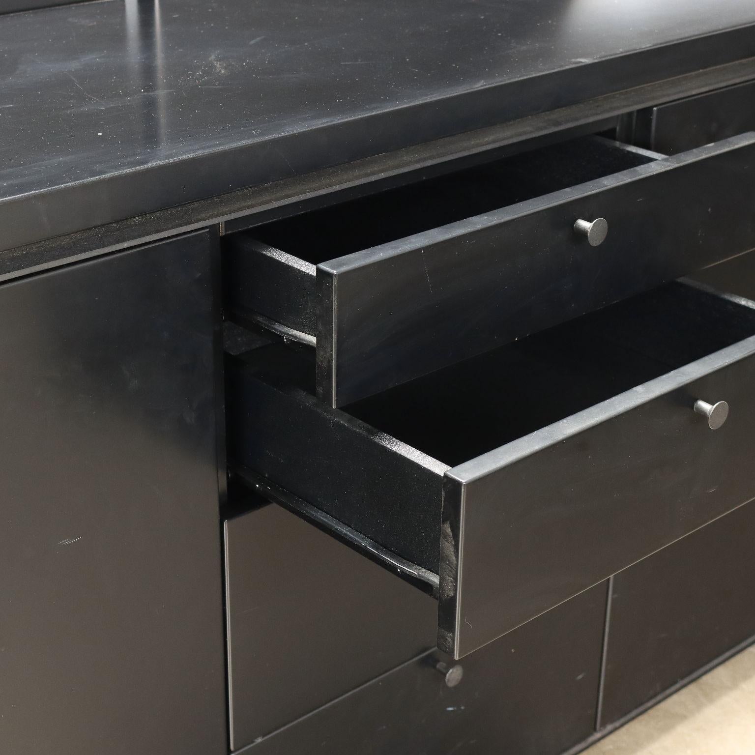 Italian Mobile Buffet  anni 80 in legno laccato nero in vendita