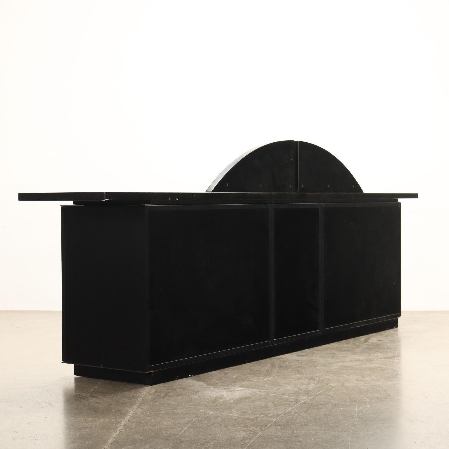 Mobile Buffet  anni 80 in legno laccato nero in vendita 1