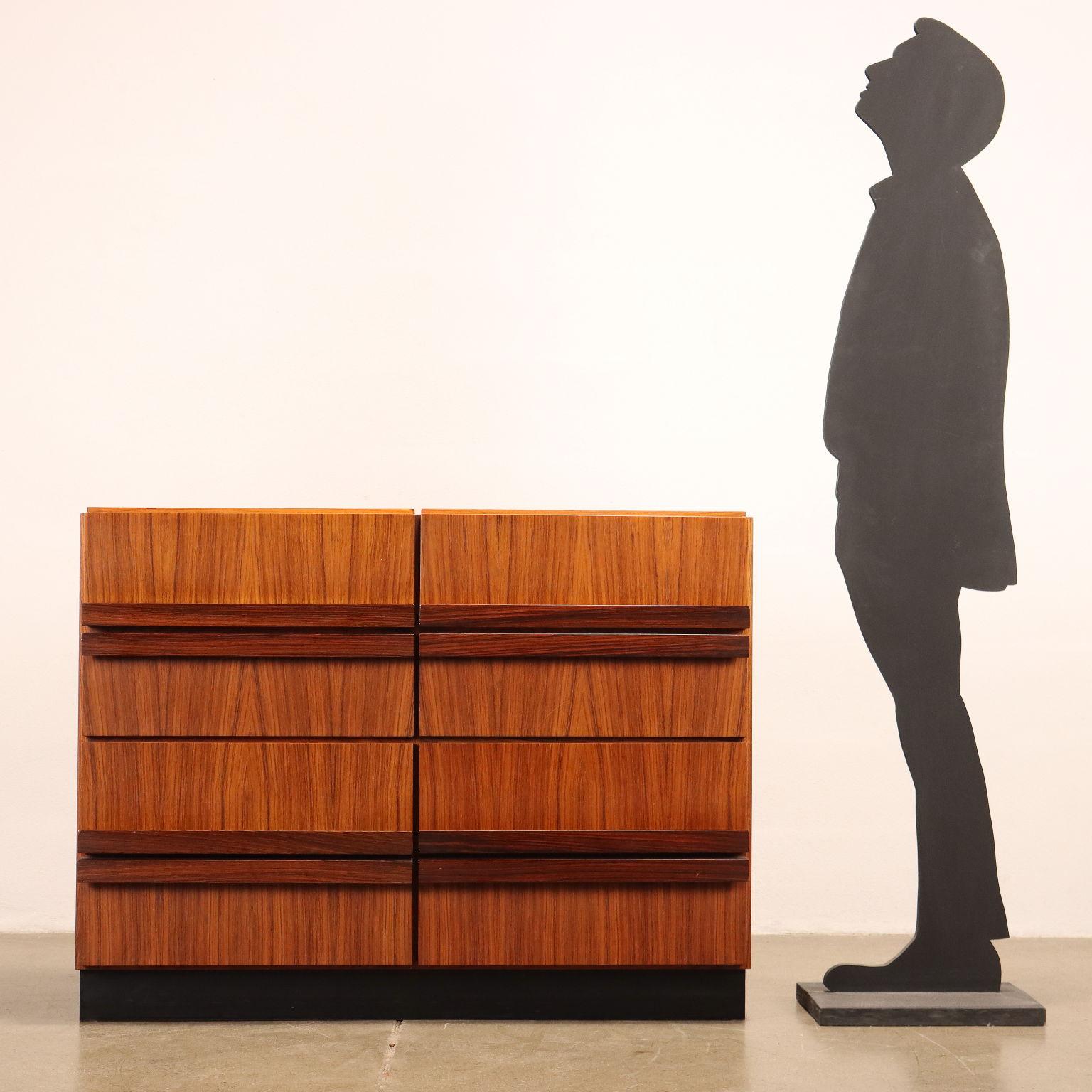 Schrank mit Klappenöffnungen und Schublade aus Exotenholzfurnier.                                                                                                                                              Ein ganz besonderes Möbelstück mit Linien