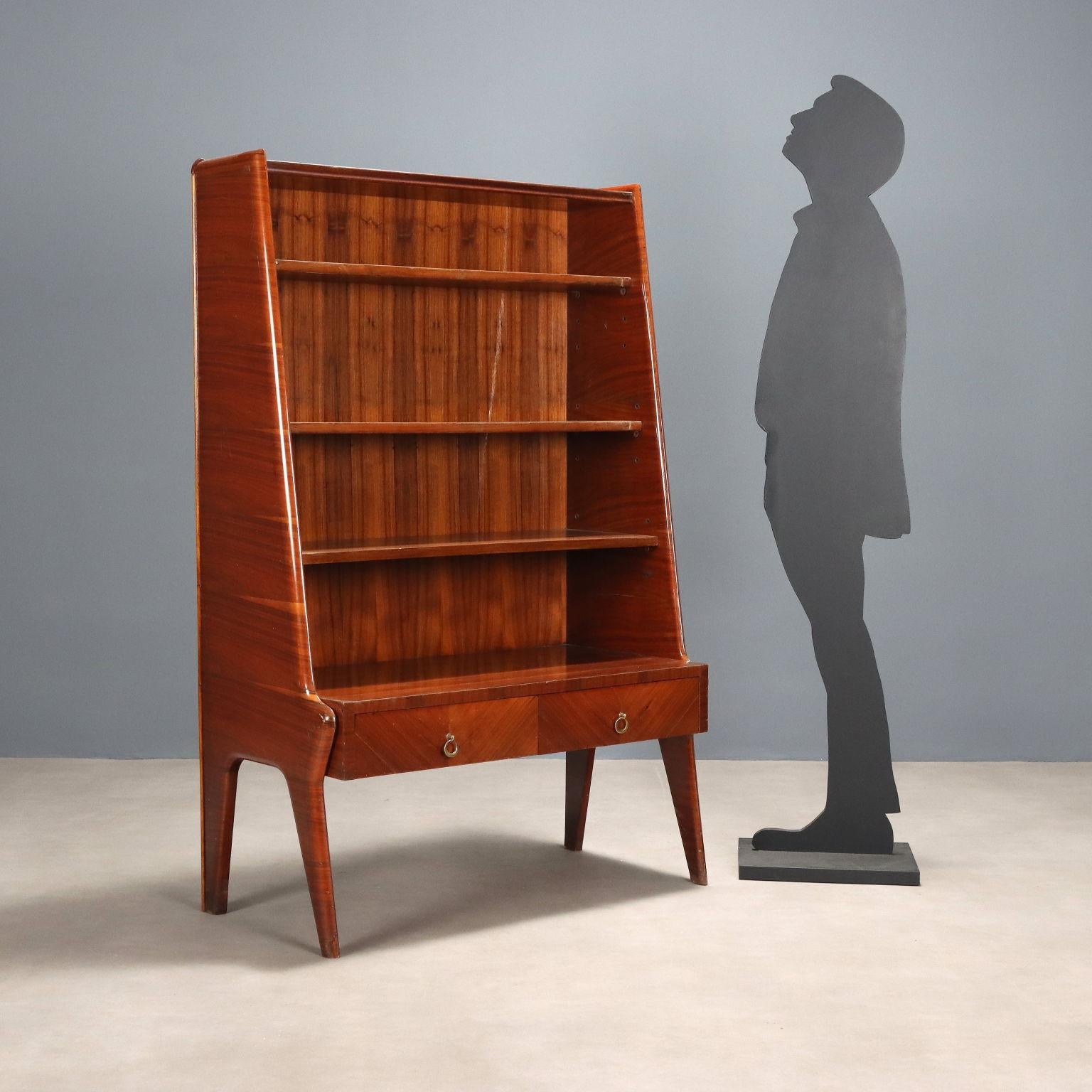 Mobile di manifattura italiana del XX secolo con impiallacciatura in mogano caratterizzato da tre ripiani a giorno e due cassetti con maniglie in ottone. In buone condizioni generali con qualche segno del tempo come visibile in foto.