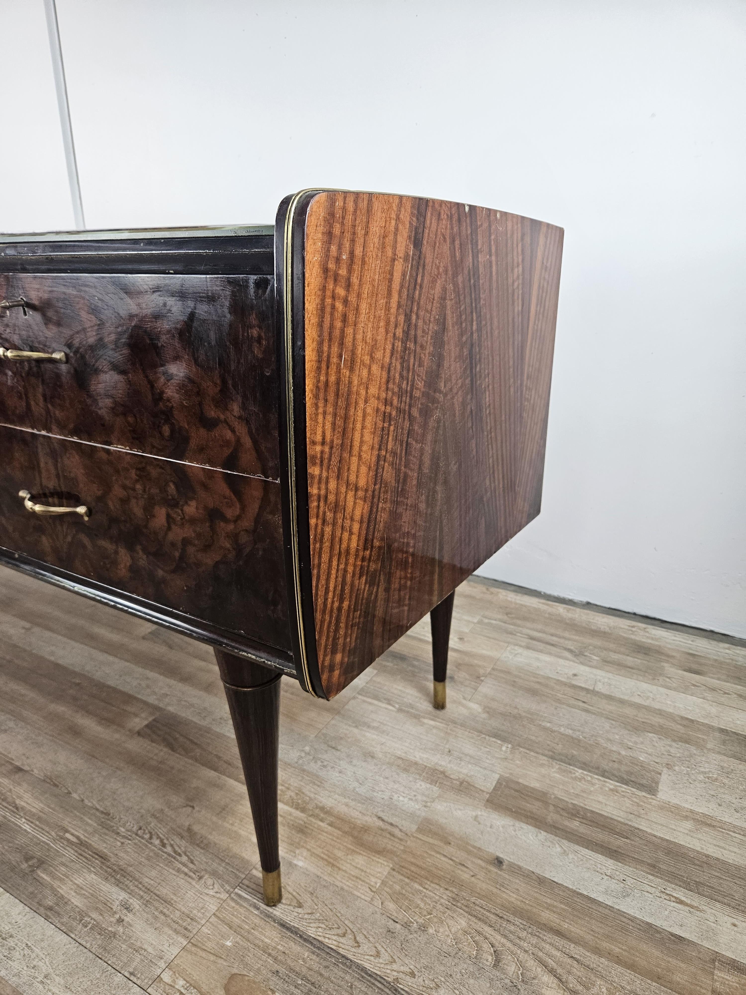 Mid-Century moderno Mobile con sei cassetti e piano in vetro lavorato Mid Century 1970 in vendita