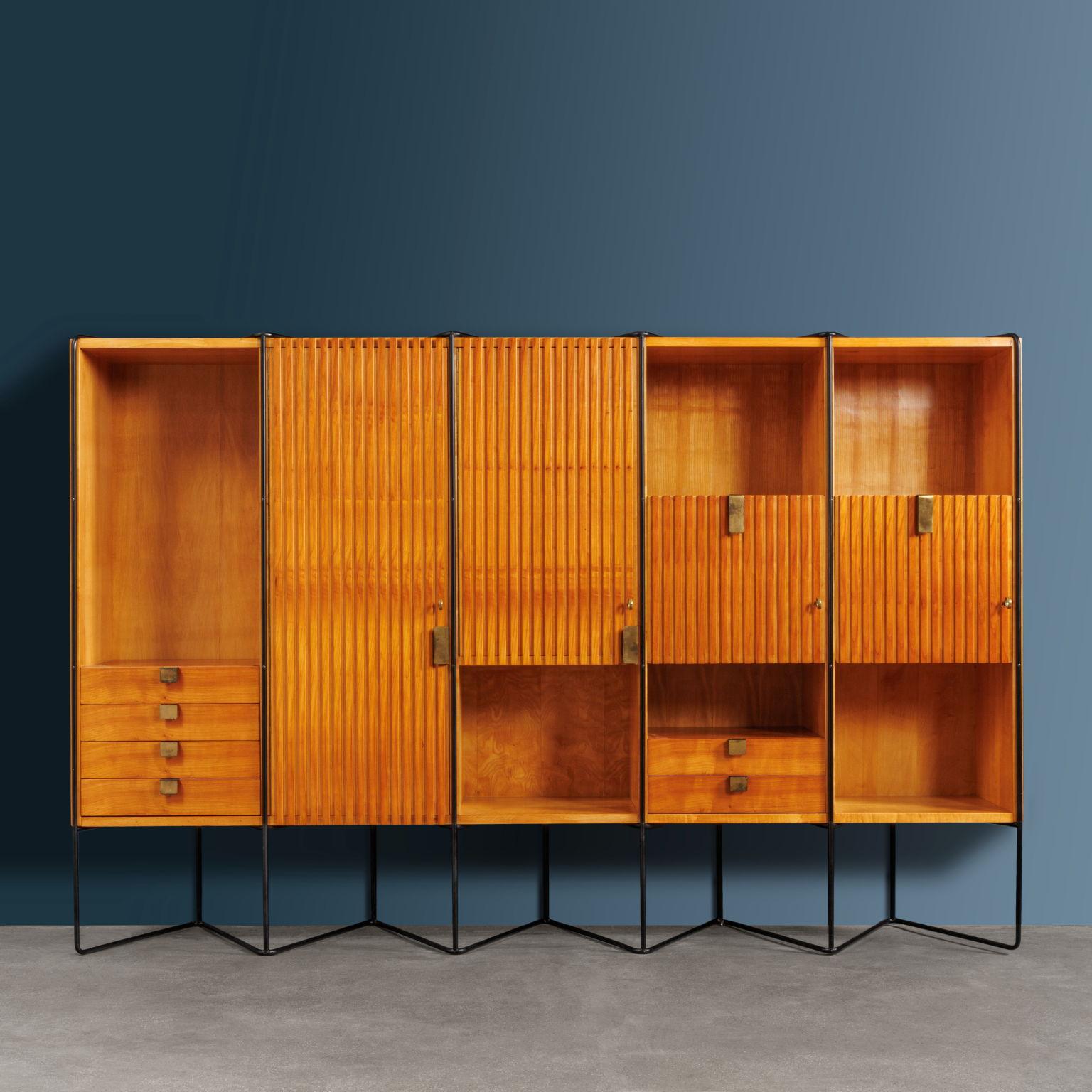 Mobilier conçu par Taichiro Nakai et réalisé par La Permanente Mobili Cantù pour la première sélection en 1955. Composée de cinq compartiments soutenus par un cadre en métal peint en noir avec une structure en zigzag, cette armoire est fabriquée en