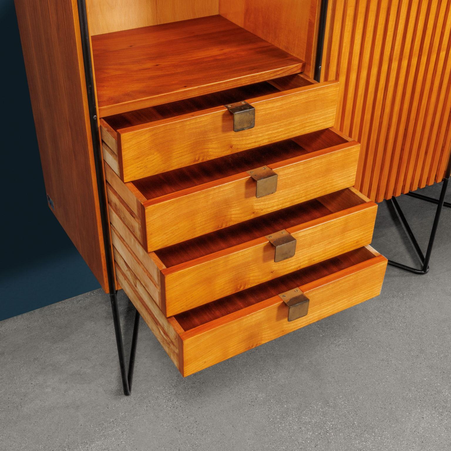 italien Armoire de Taichiro Nakai pour La Permanente Furniture 1950 restaurée en vente