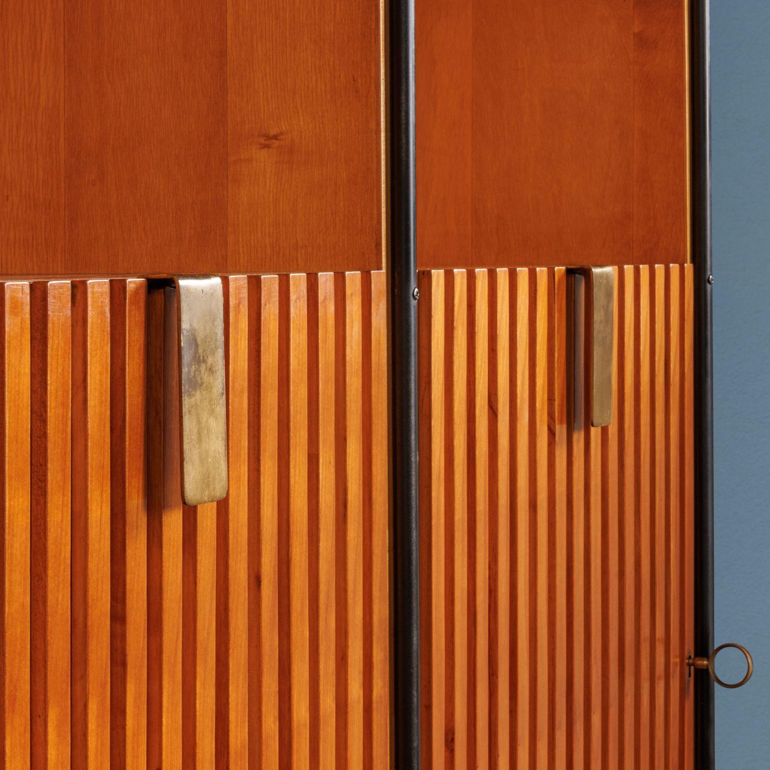 Frêne Armoire de Taichiro Nakai pour La Permanente Furniture 1950 restaurée en vente