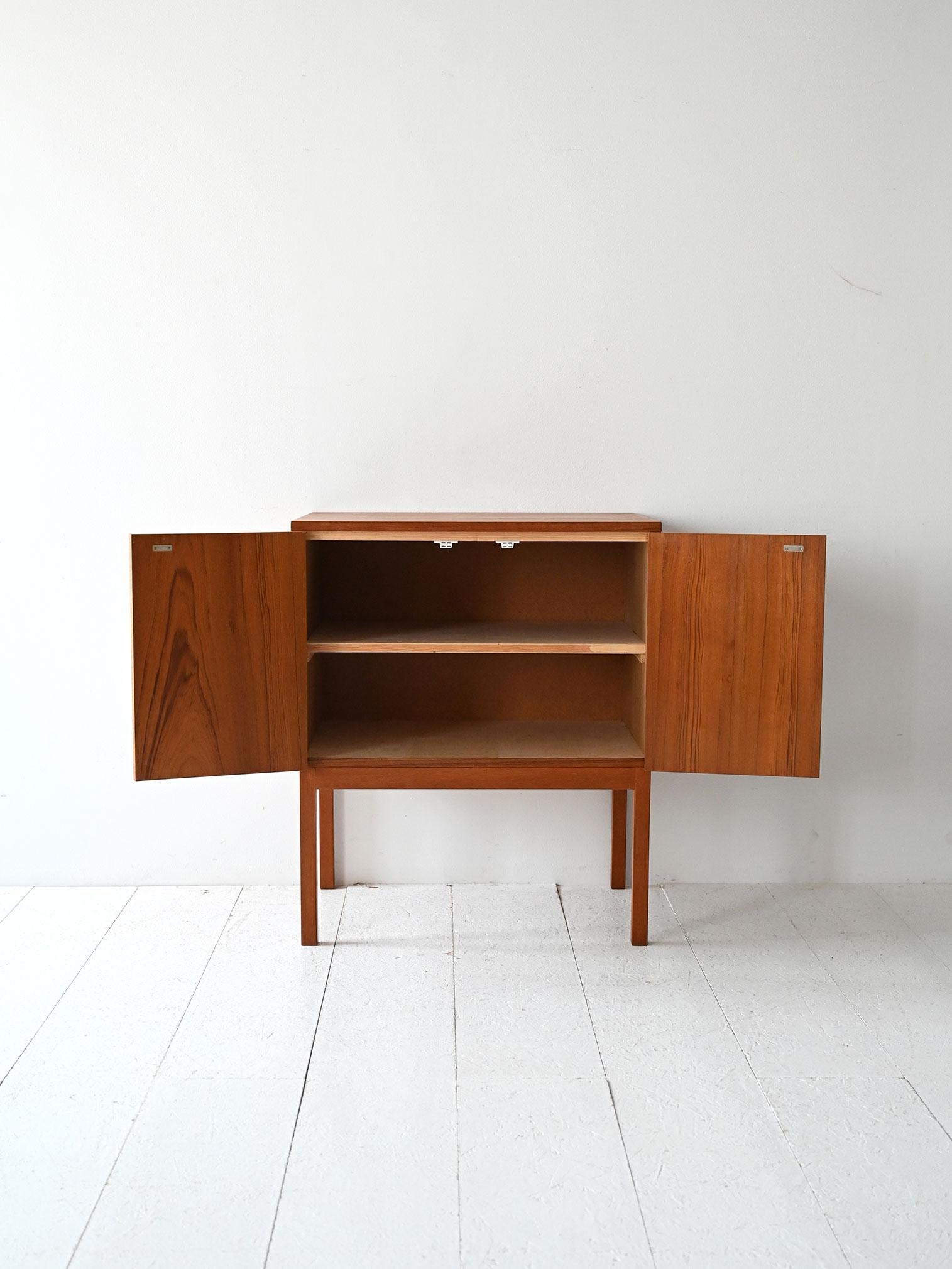 Armario escandinavo de teca de los años 60 Escandinavo moderno en venta