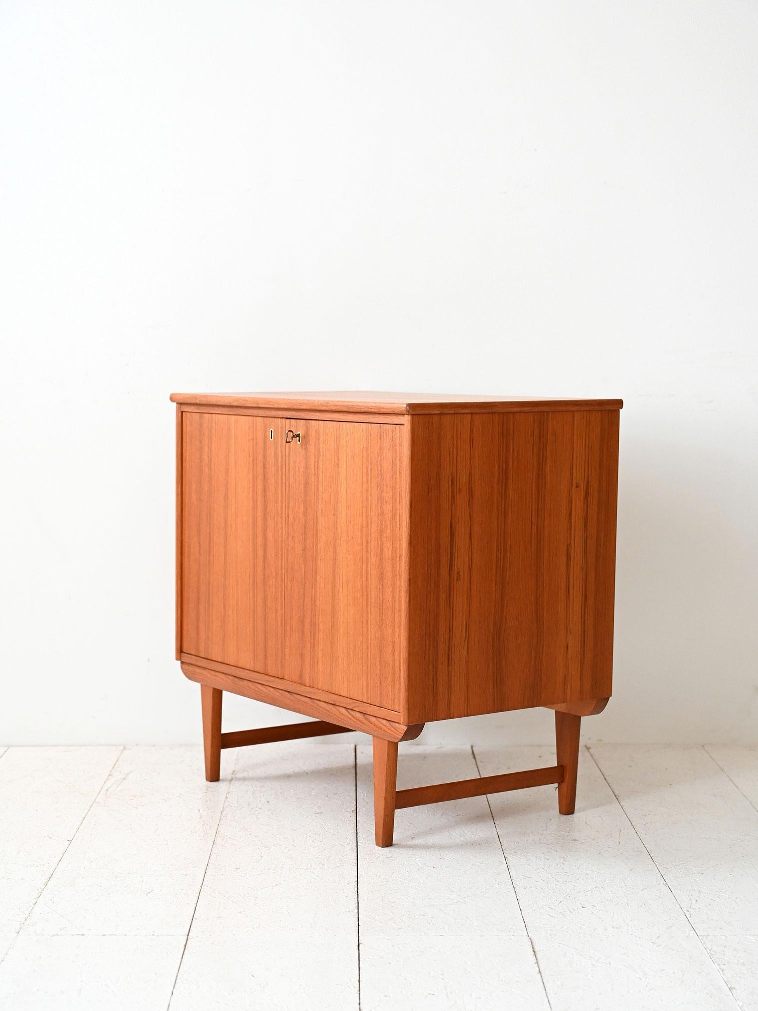 Mobile contenitore svedese in teak anni ’60 In condizioni buone in vendita a Brescia, IT