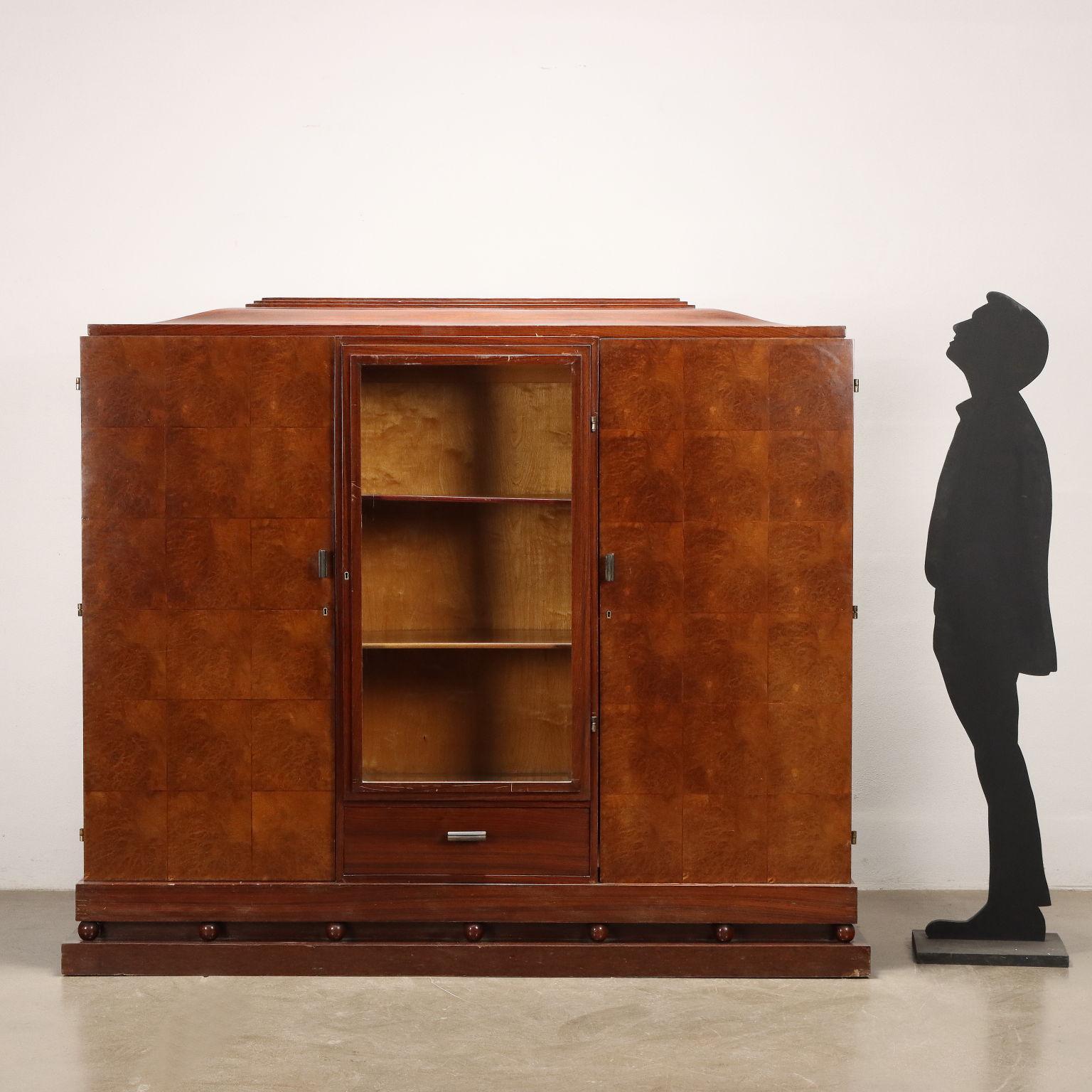 Sideboard cabinet with central display case, opening with hinged doors, made of walnut veneer and burl wood. 