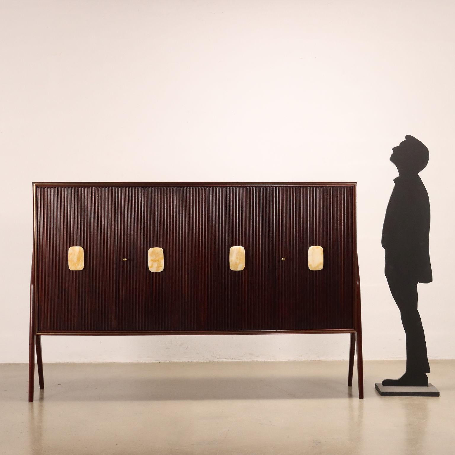 Elegant sideboard with hinged doors, solid stained beech wood for the legs, walnut veneer for the frame, doors with grissinized panels, onyx handles, brass profiling all around the front. Restaurato.