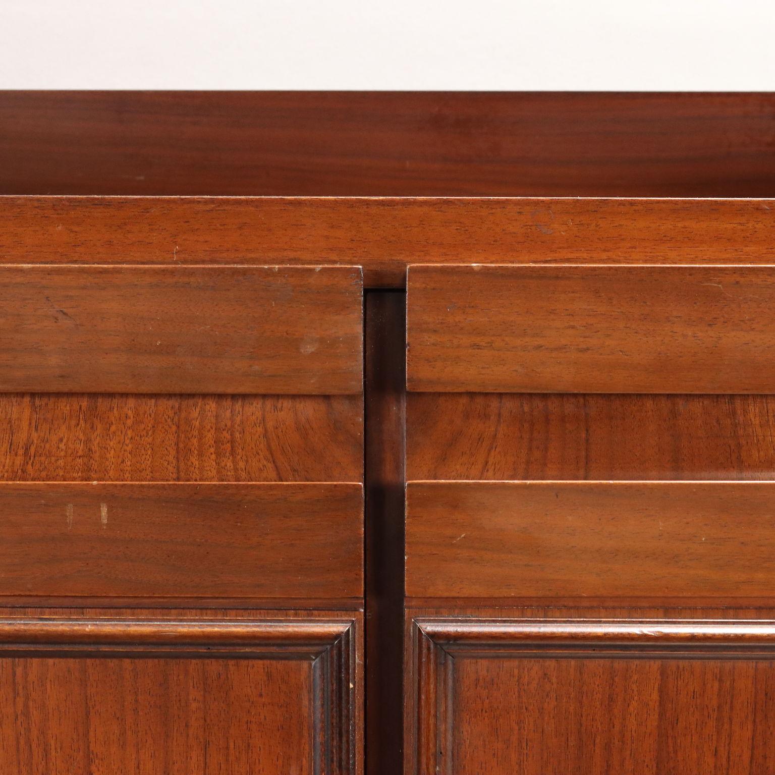 1960s walnut sideboard cabinet In Good Condition For Sale In Milano, IT
