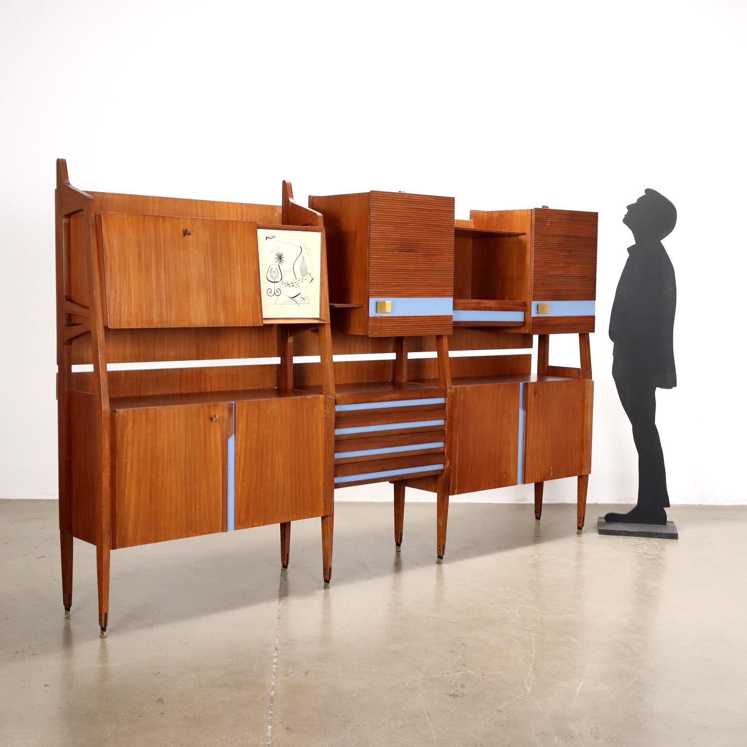 Mobile con vani contenitori ad ante battenti, ribalta, e cassetti a vista. Legno impiallacciato teak, pannelli 