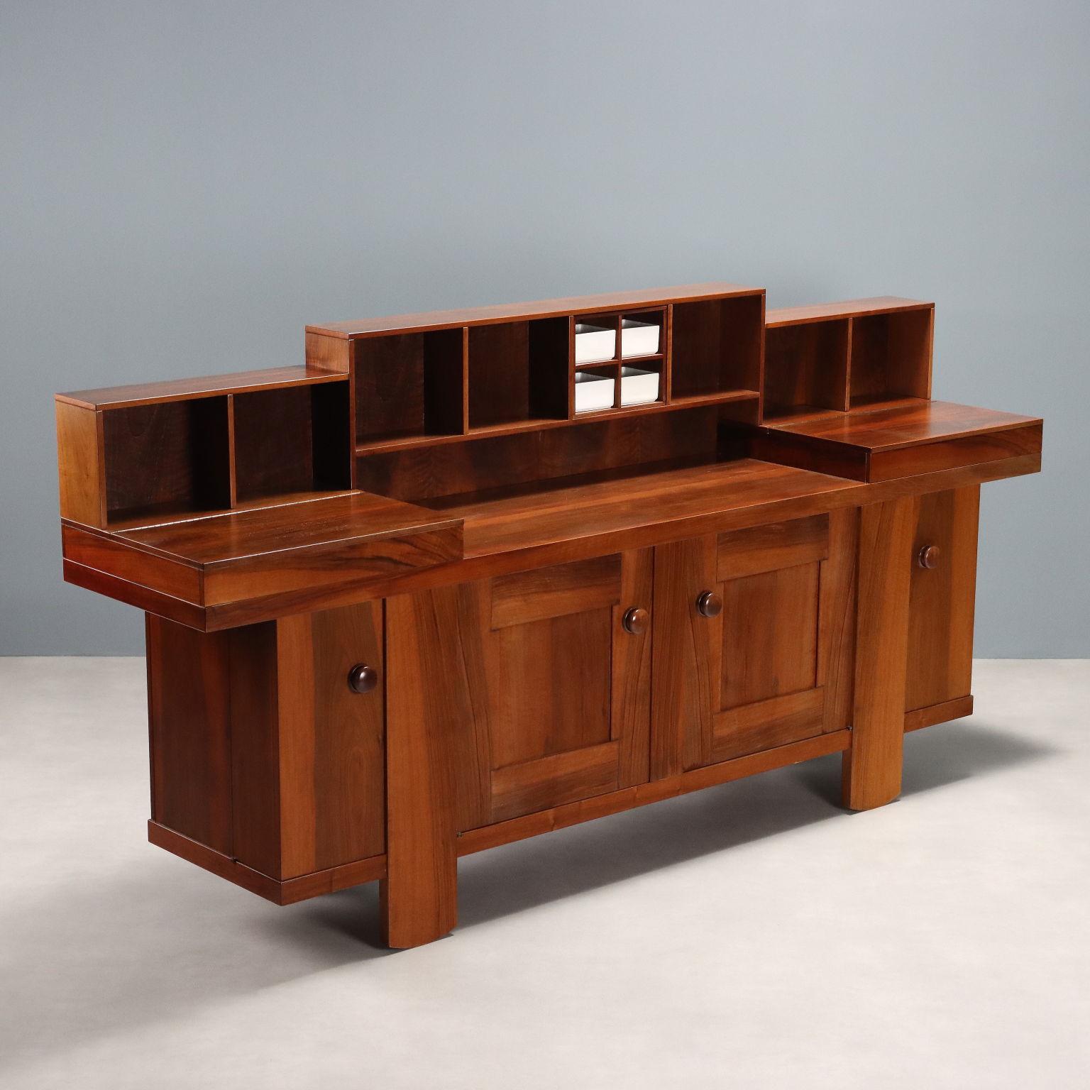 Mobile credenza vintage in legno impiallacciato noce con alzata con vani a giorno completa di ceramiche originali con marchio Bernini, e ante a battente nella parte sottostante.