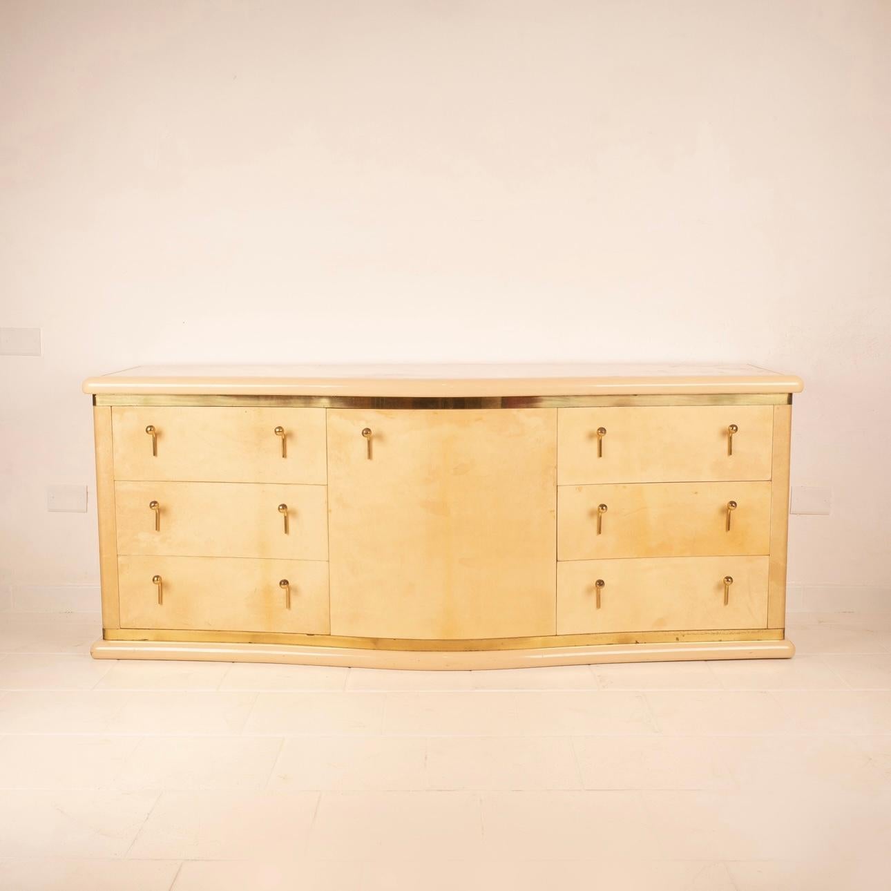 Curved parchment cabinet by Aldo Tura for Tura Milan 1960 In Good Condition For Sale In Conversano, IT