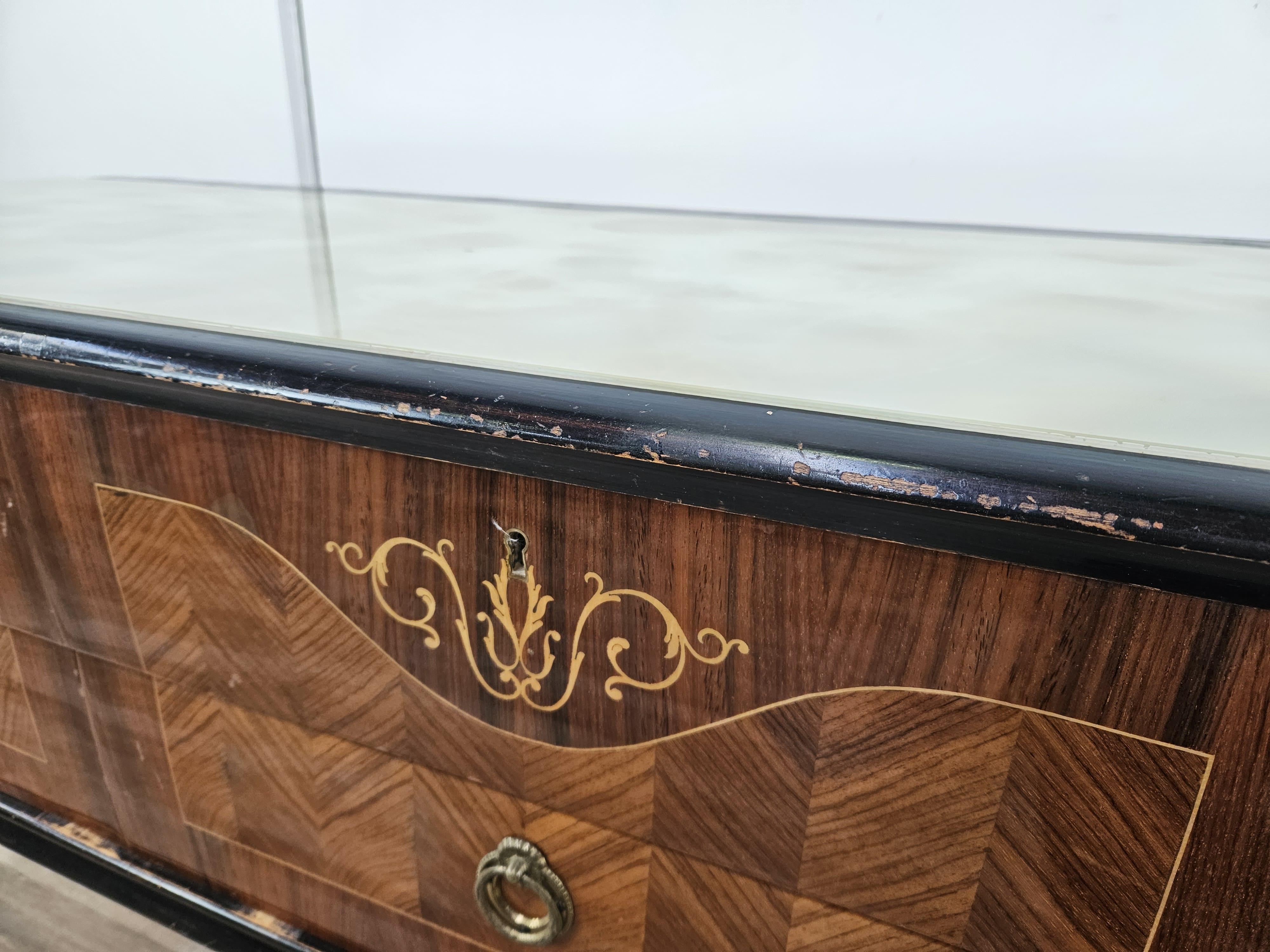 Mid Century wood and brass bedroom cabinet with six drawers and glass top For Sale 4