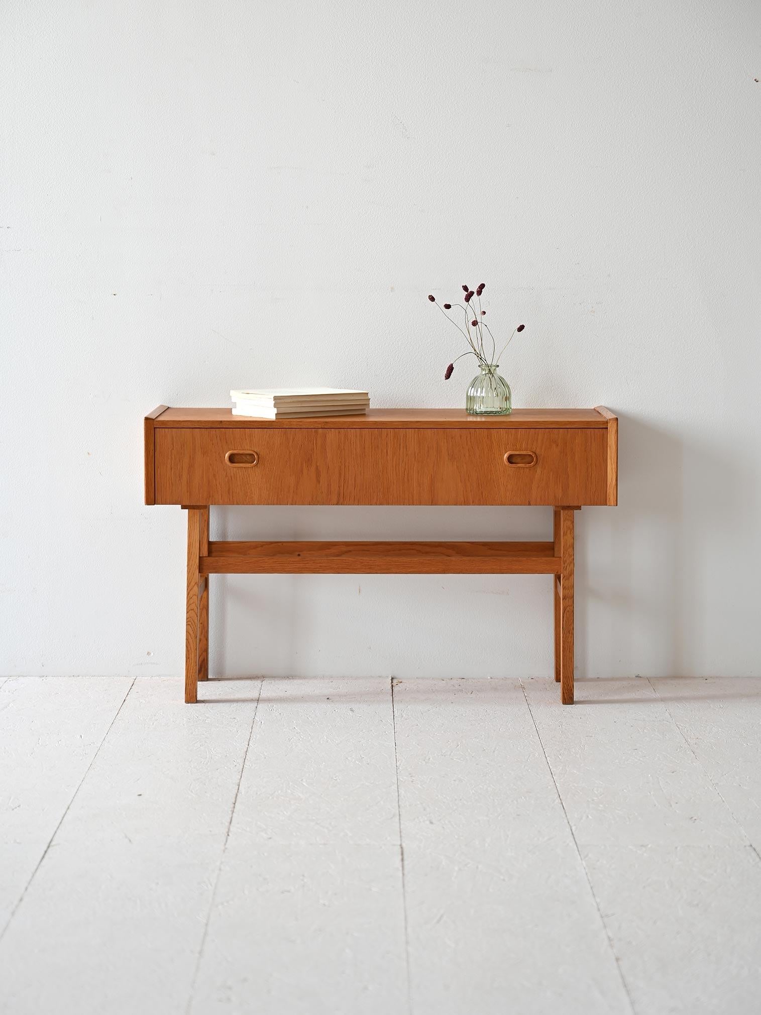 Original 1960s Scandinavian oak coffee table with two drawers and handle carved in wood. 

Idéal comme meuble d'entrée mais aussi comme table d'appoint ou de chevet. Bon état. Il peut présenter des signes du temps. Veuillez prêter attention aux