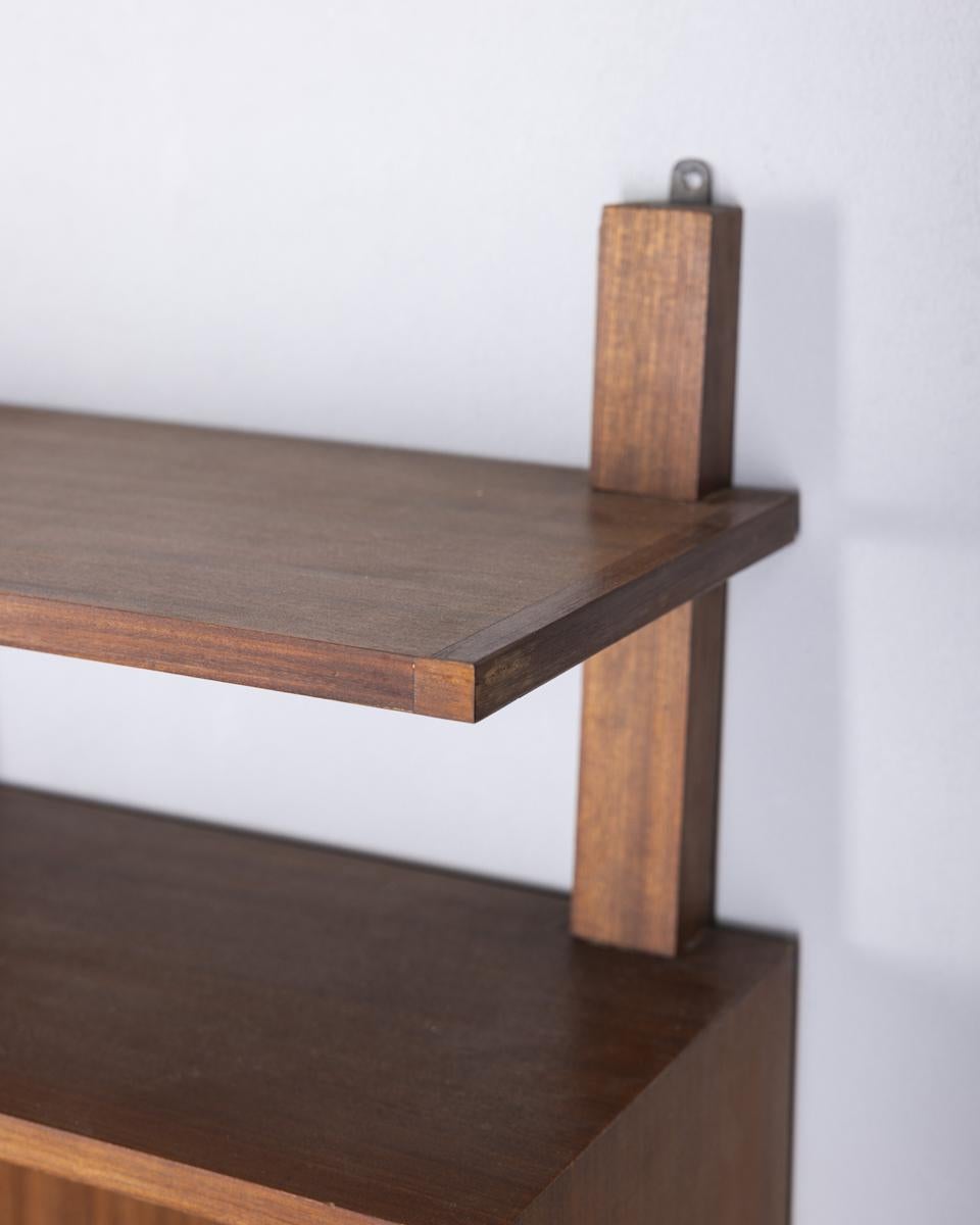 Hängeschrank aus Nussbaumholz mit vier Einlegeböden und fünf Ablagefächern, italienisches Design, 1960er Jahre.

ZUSTAND:
In gutem Zustand, kann altersbedingte Gebrauchsspuren aufweisen.

ABMESSUNGEN: 
Höhe 60 cm; Breite 236 cm; Tiefe 25