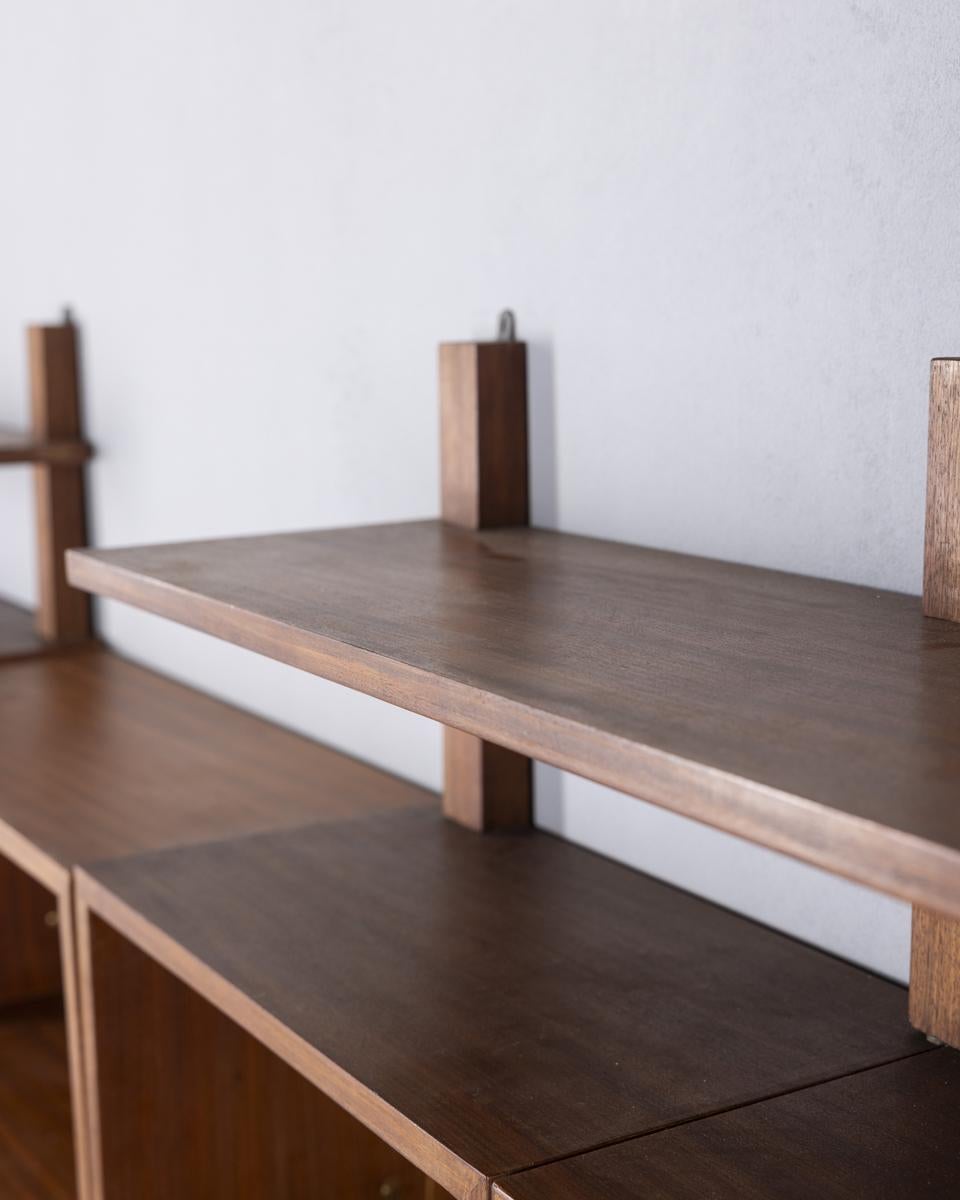Vintage 1960er Nussbaum Wandschrank Italienisches Design (Moderne der Mitte des Jahrhunderts) im Angebot