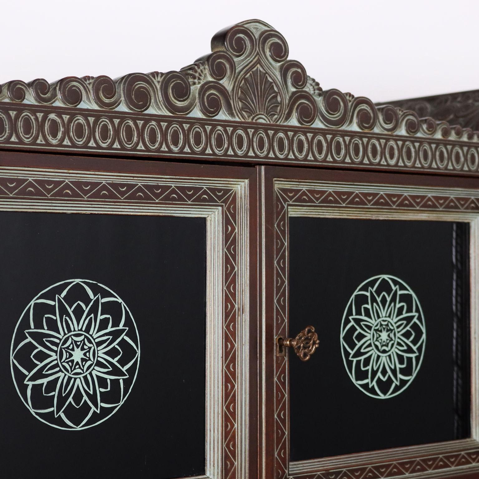 Mid-20th Century Italy Walnut Parlour Furniture in Ethnic Taste In Excellent Condition For Sale In Milano, IT