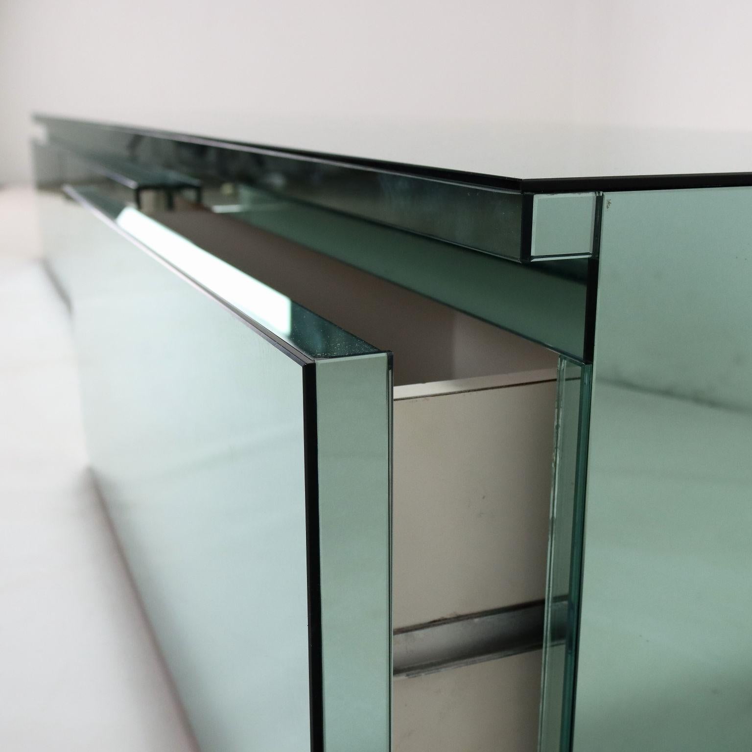 Wohnzimmerschrank aus verspiegeltem Glas Italienische Herstellung 1970er Jahre 4