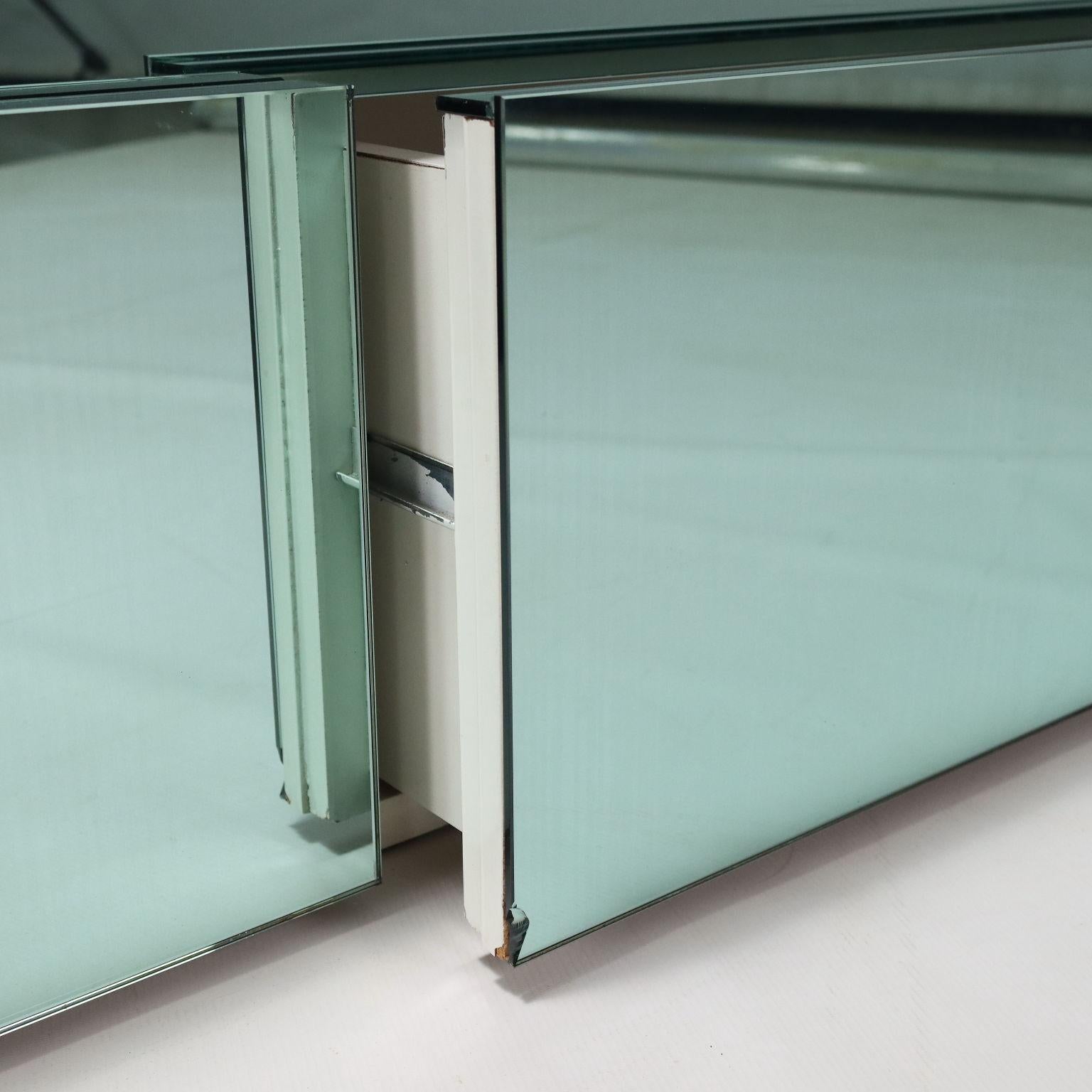 Wohnzimmerschrank aus verspiegeltem Glas Italienische Herstellung 1970er Jahre 3