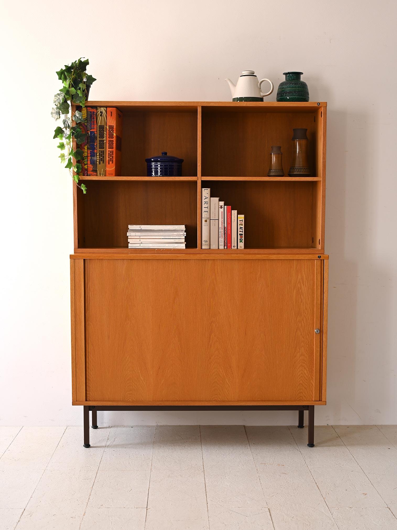 Mobile scandinavo vintage in rovere con gambe in metallo.                                                                                                                                                                  La parte inferiore del mobile