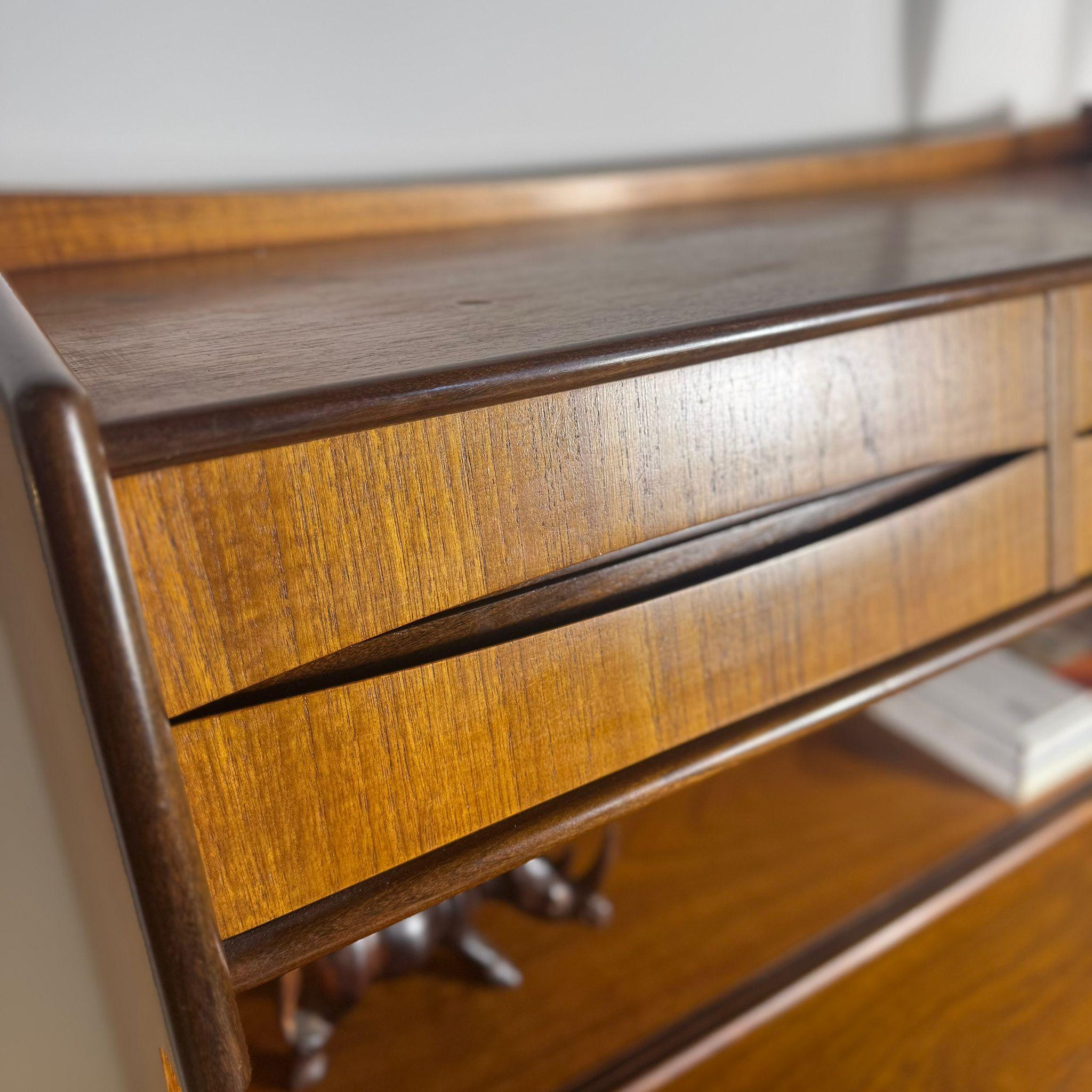 Mobile danese in teak con cassetti e scrittoio estraibile – 1960 For Sale 3