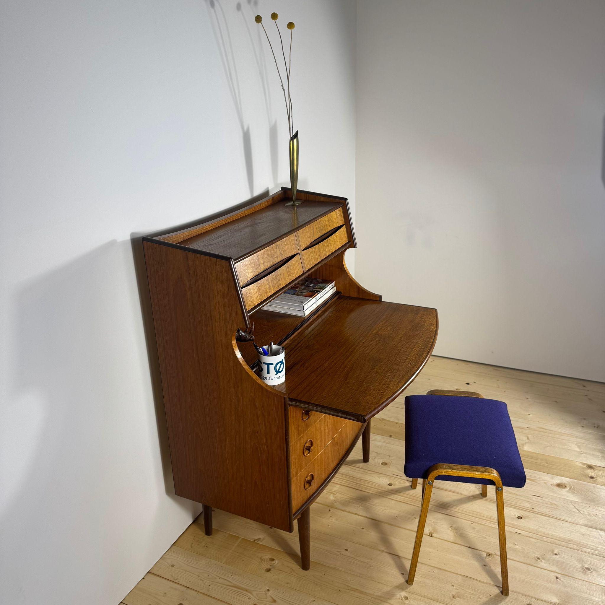 Veneer Mobile danese in teak con cassetti e scrittoio estraibile – 1960 For Sale