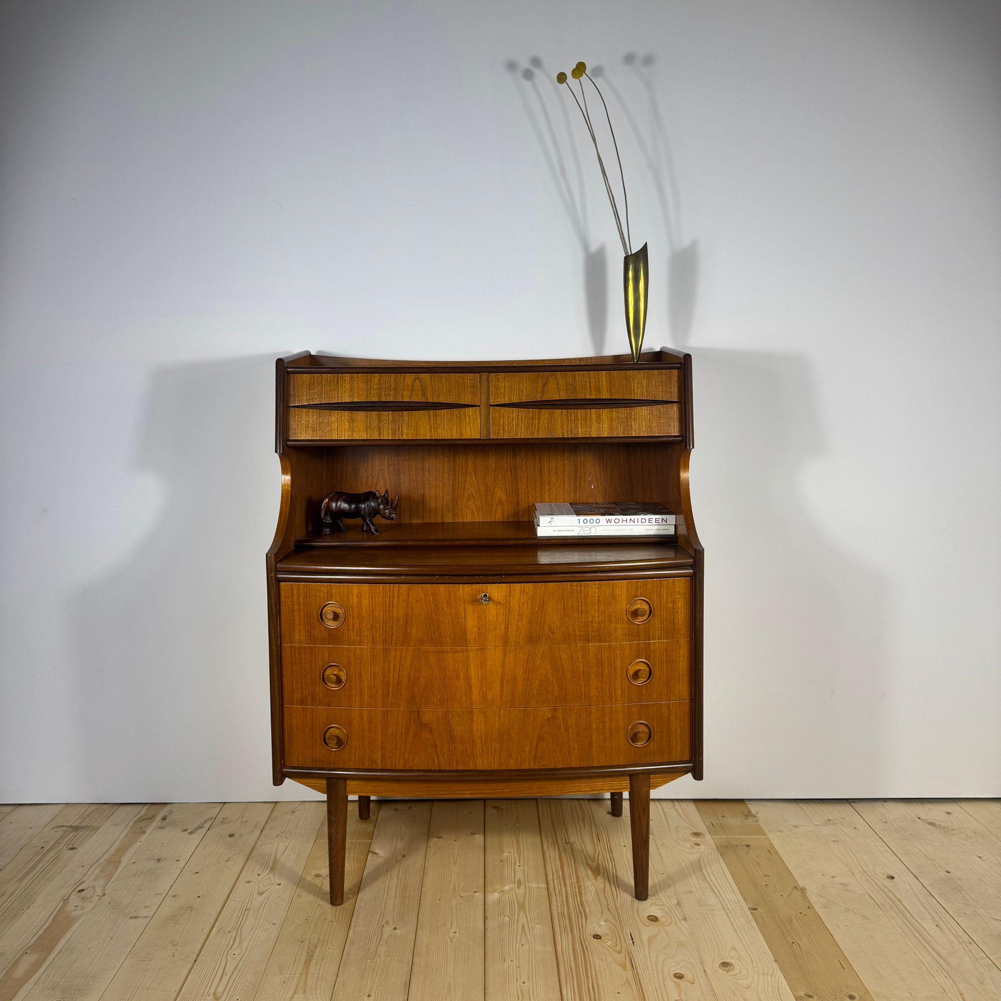 Mobile danese in teak con cassetti e scrittoio estraibile – 1960 In Good Condition For Sale In Torino, IT