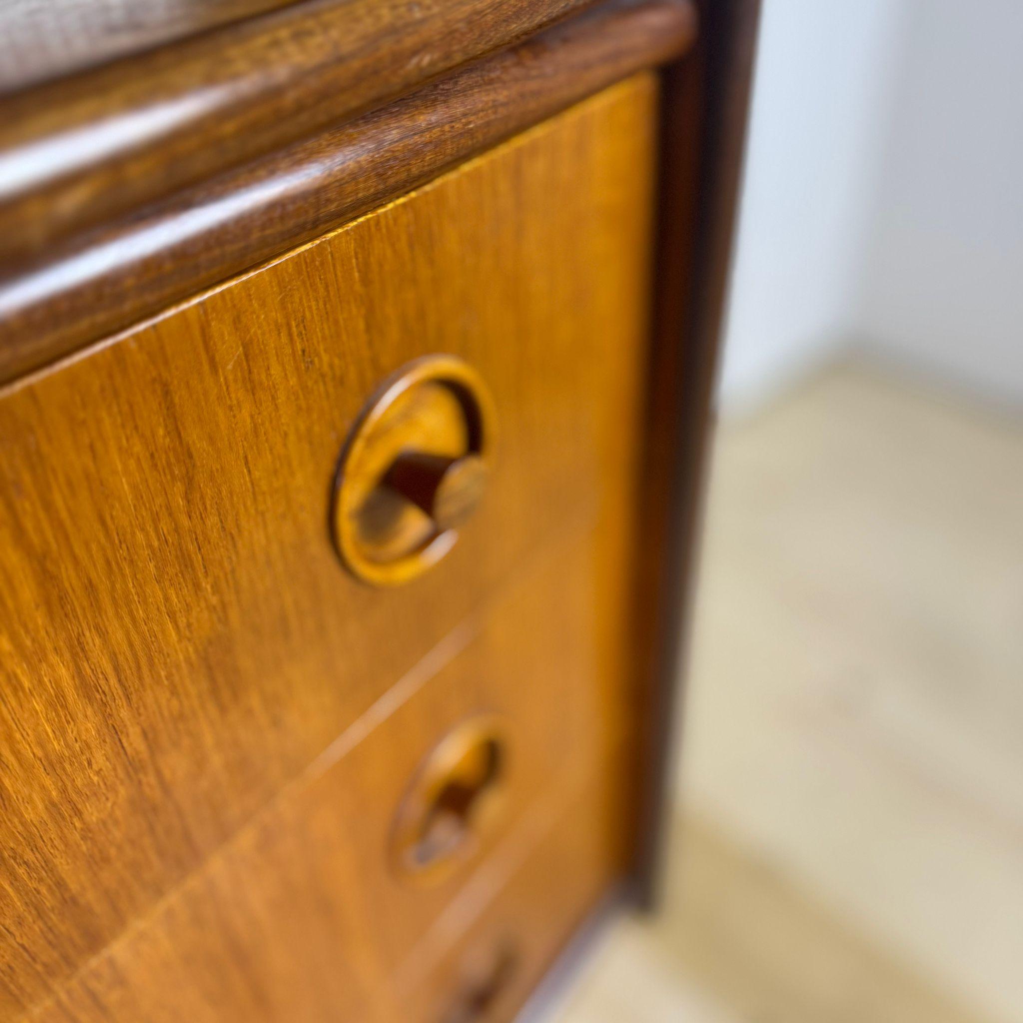 Mid-20th Century Mobile danese in teak con cassetti e scrittoio estraibile – 1960 For Sale