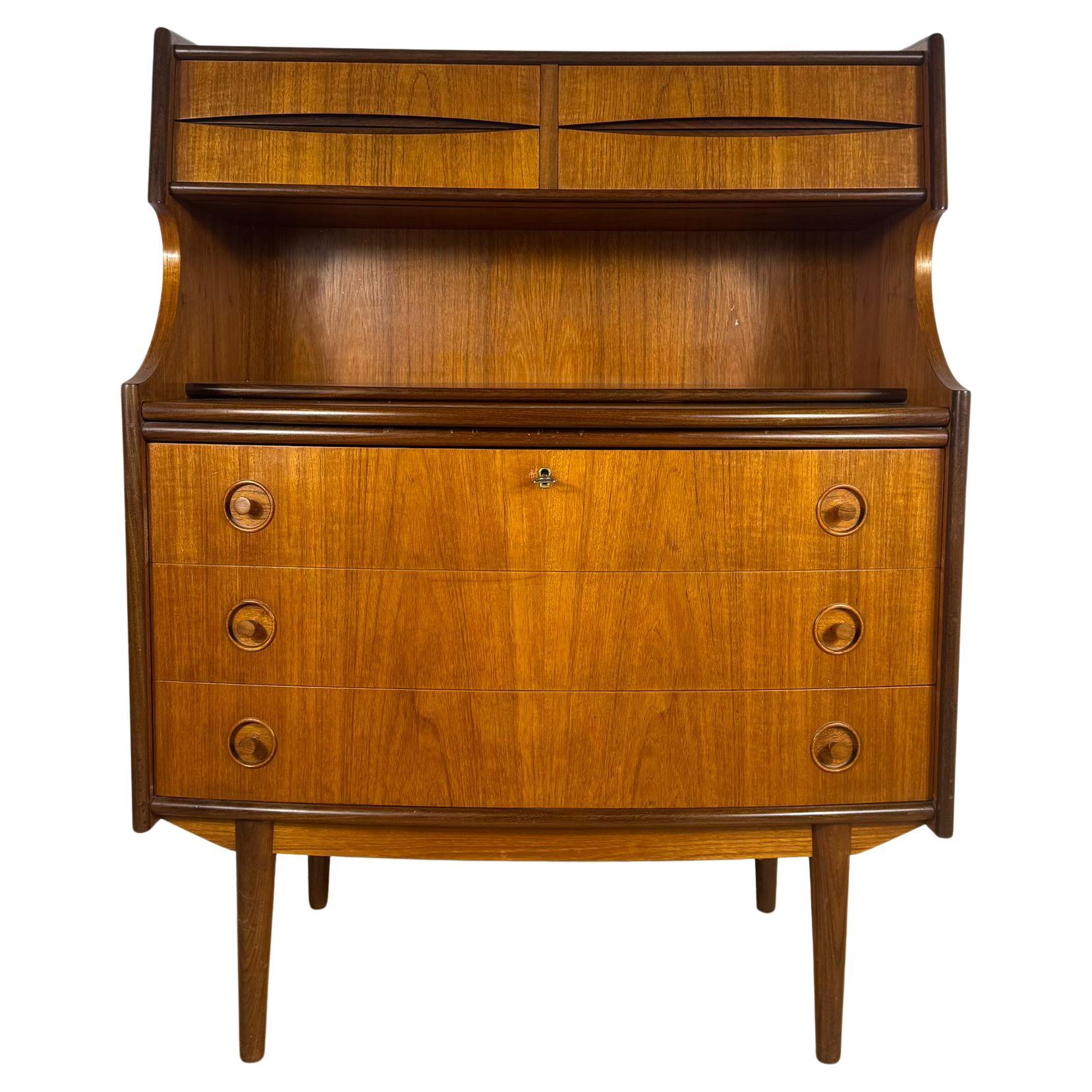 Mobile danese in teak con cassetti e scrittoio estraibile – 1960 For Sale