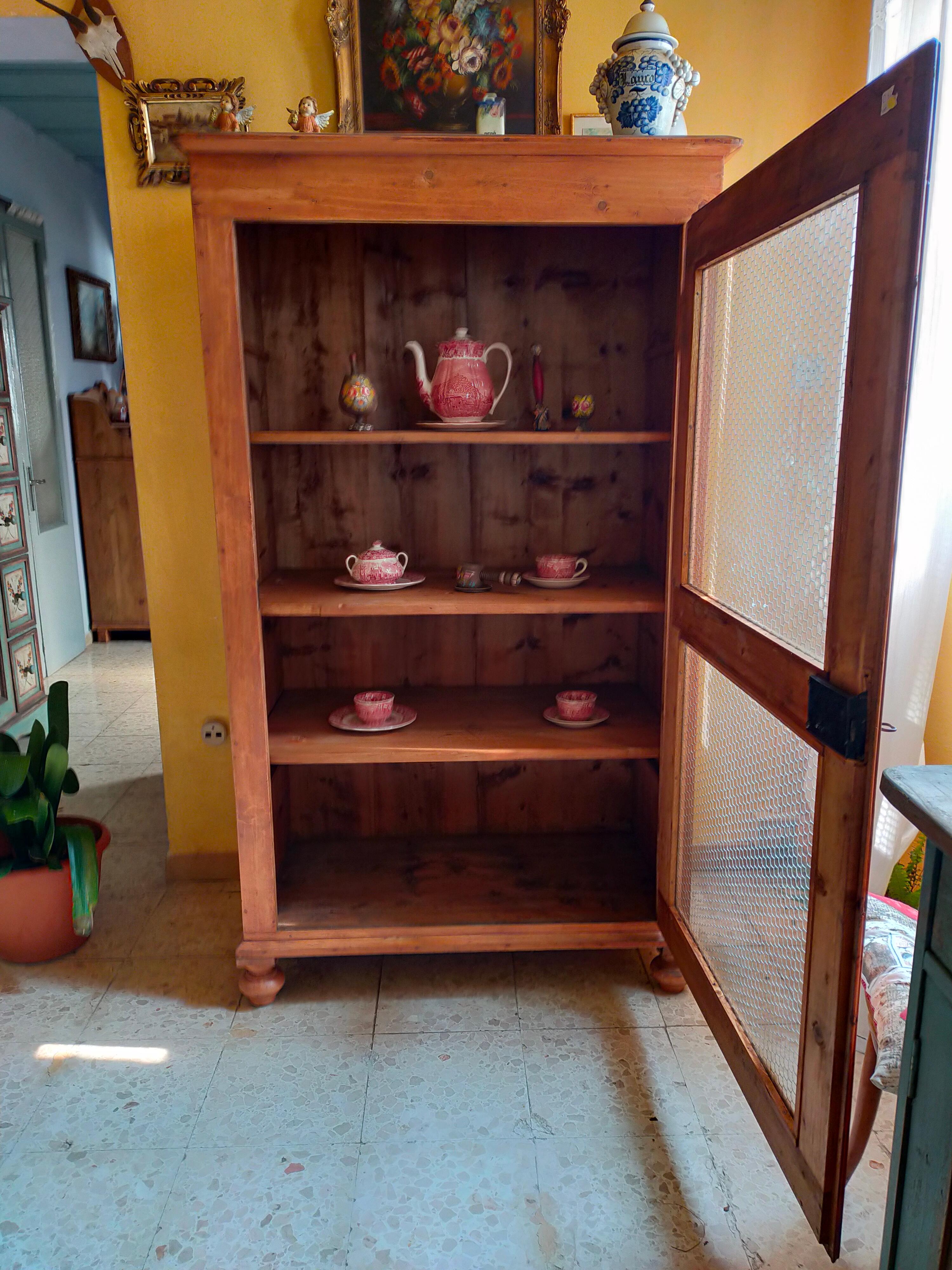 Sideboard / pantry with 3 interior shelves with secrets.
Door with wire mesh and interior glass.
Wax finish.
Original hardware.
Measurements at the frame.

Other information or photos at customer's request.

