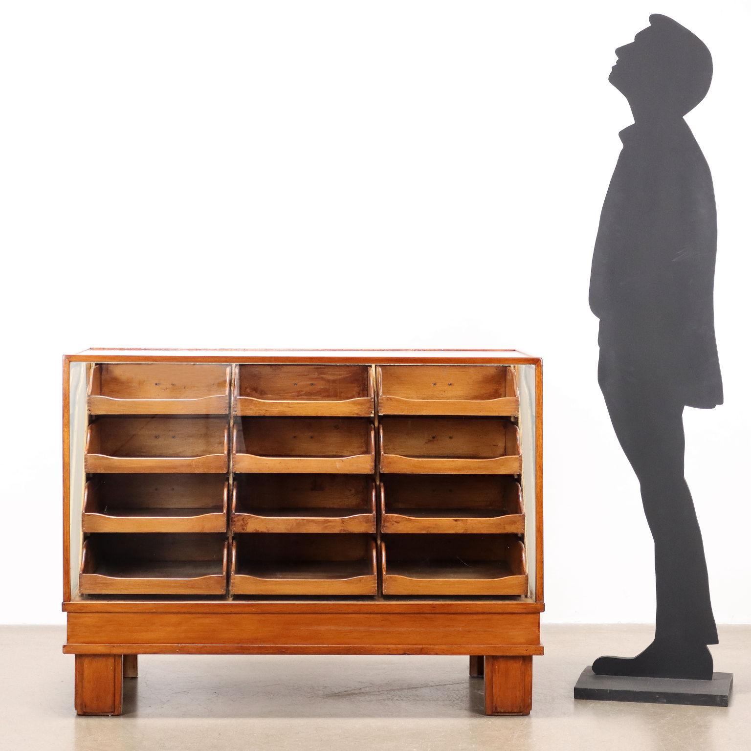 Store display made of glass, oak veneer wood and the inside of the drawers made of beech. Restaurato.