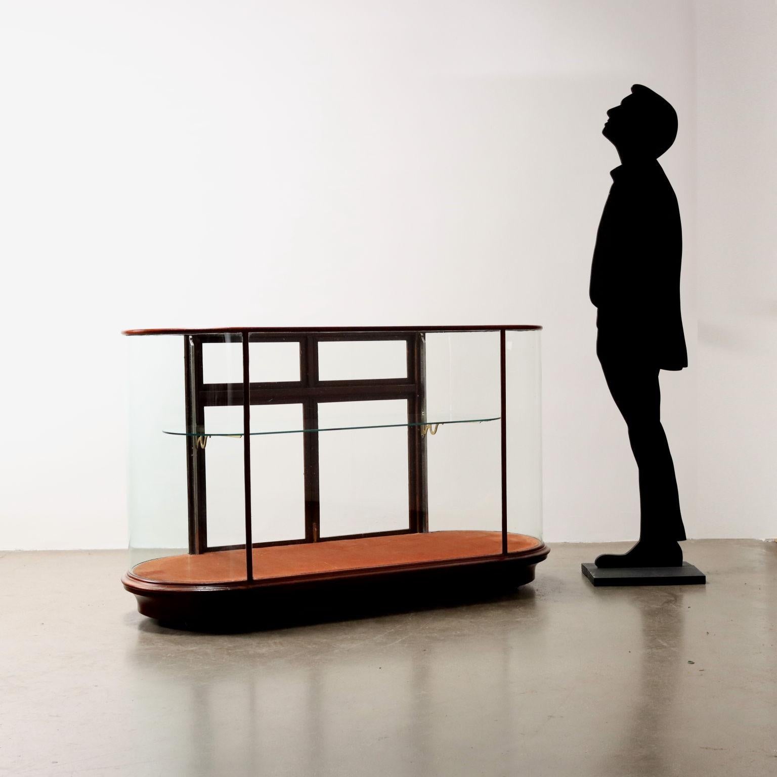 Arredo espositore o banco da negozio vintage di manifattura italiana, presenta la struttura in legno di rovere, ante in vetro, interno con ripiano sempre in vetro e piccoli cassetti. Restaurato.