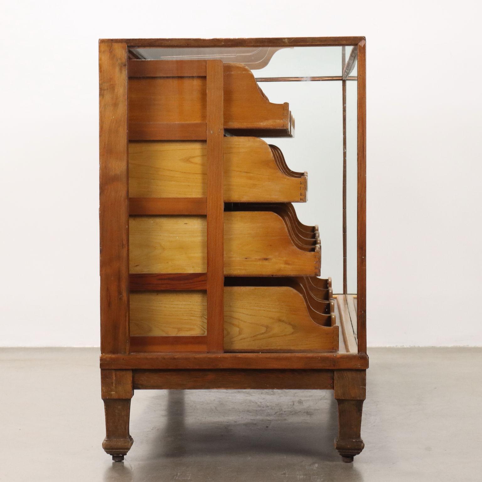 Vitrine anglaise des années 1940-50 3
