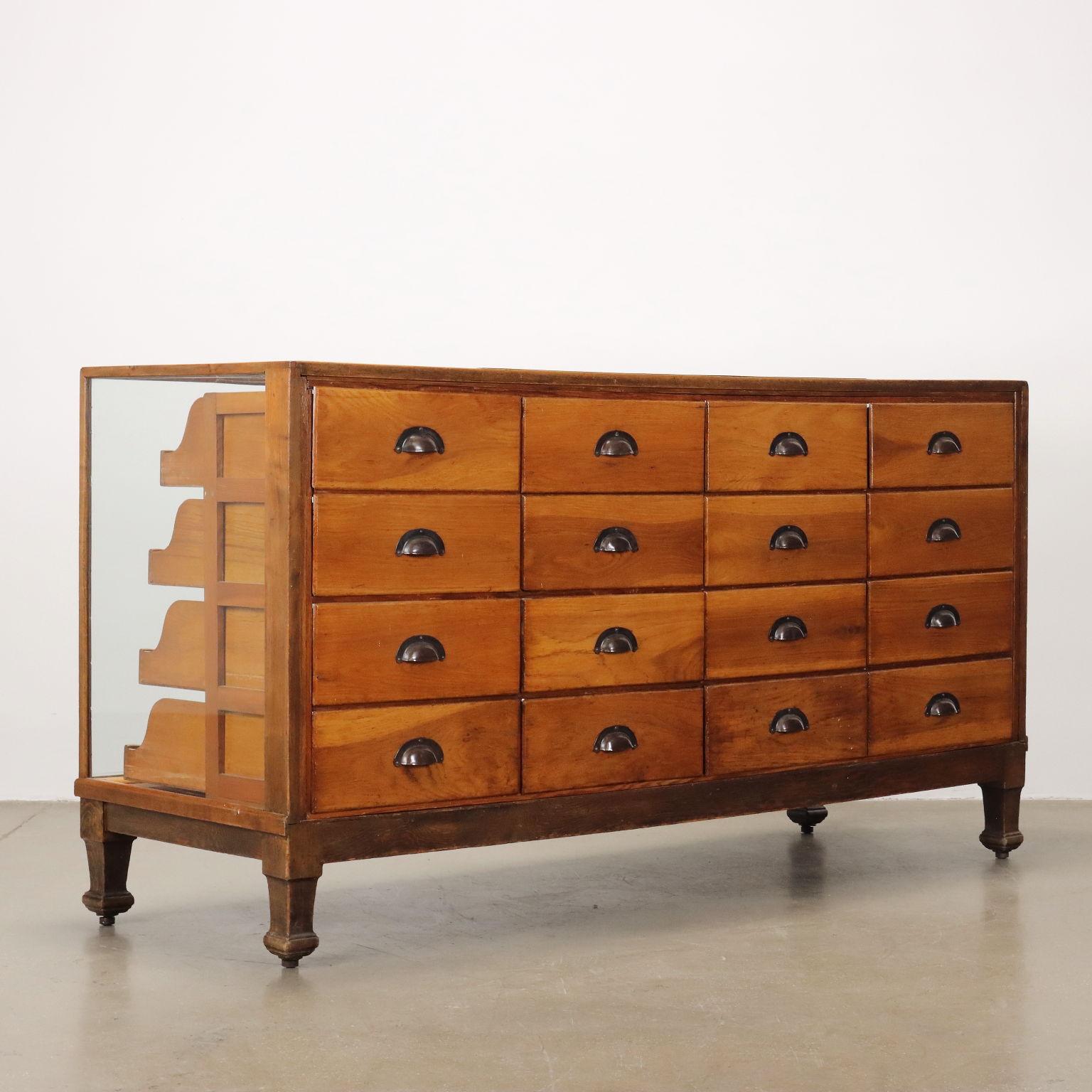Vitrine anglaise des années 1940-50 4
