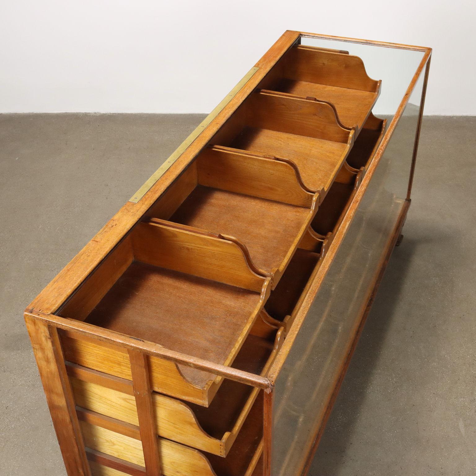 Vitrine anglaise des années 1940-50 2