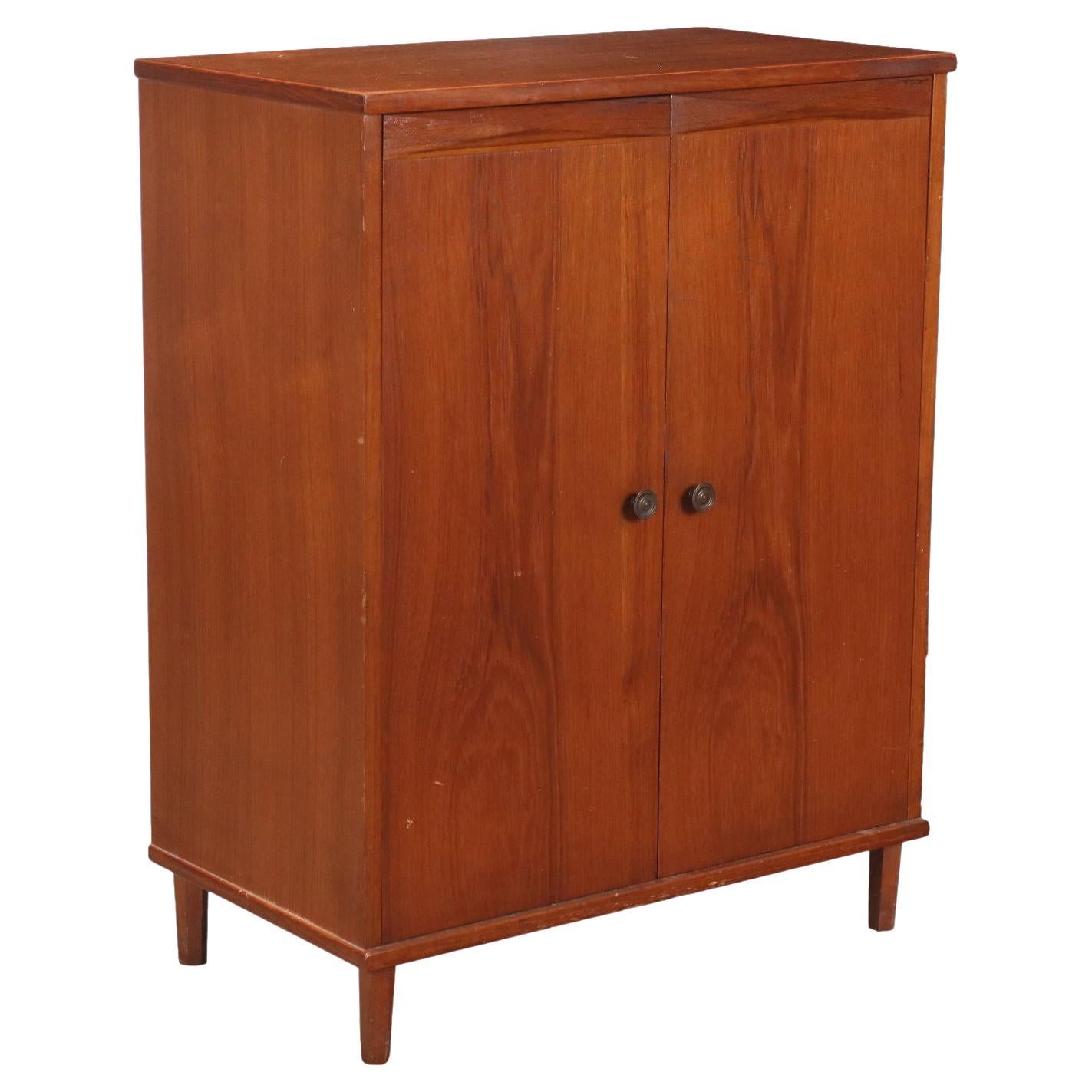 1960er Jahre Teakholzschrank mit Flügeltüren