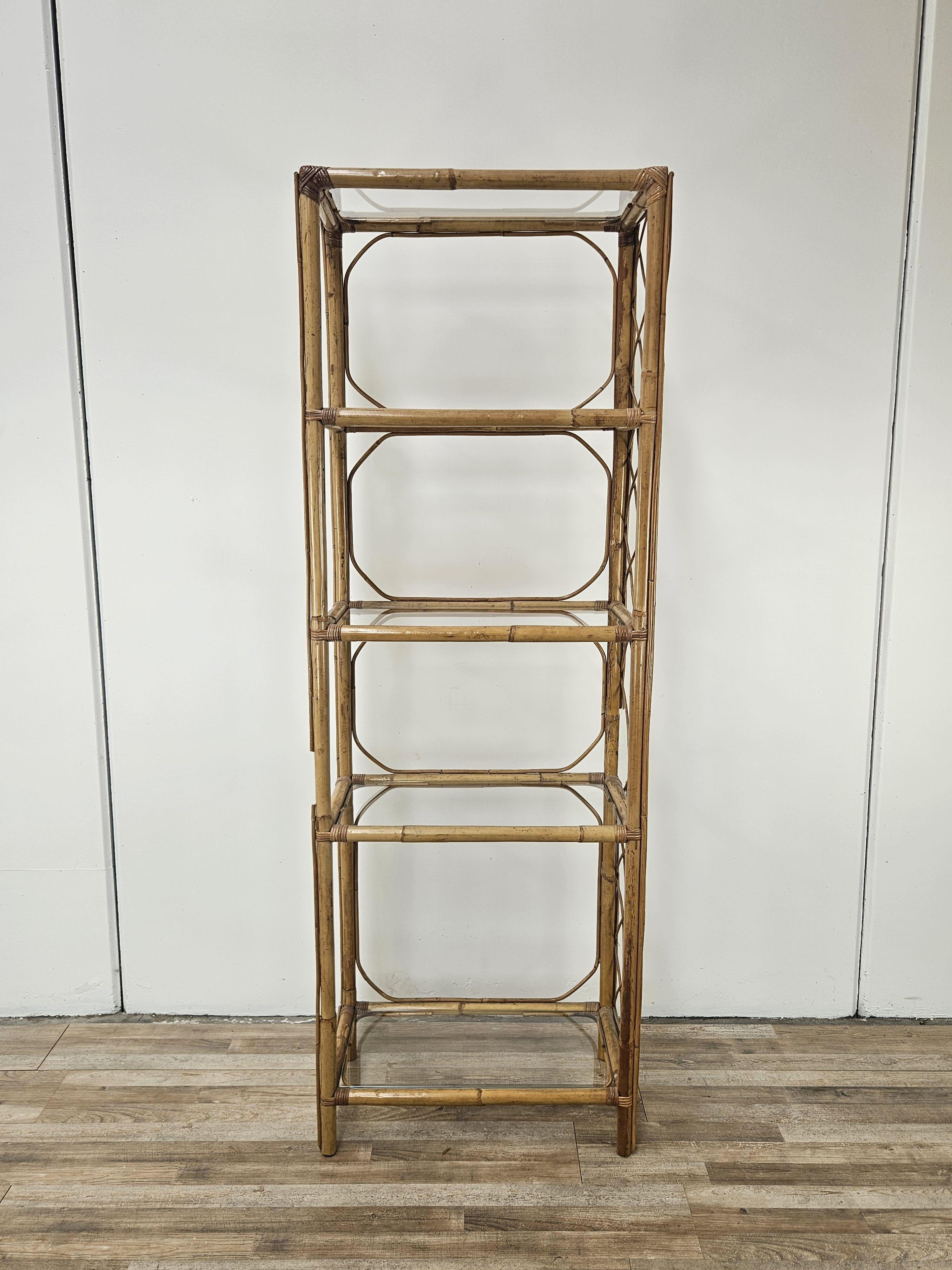 Mobile anni '70 da soggiorno o veranda con struttura in vimini e bambù e mensole in vetro trasparente.

Misure contenute, perfettamente posizionabile in ogni ambiente.

I vetri sono nuovi, il mobile dimostra normali segni d'usura dovuti da età e