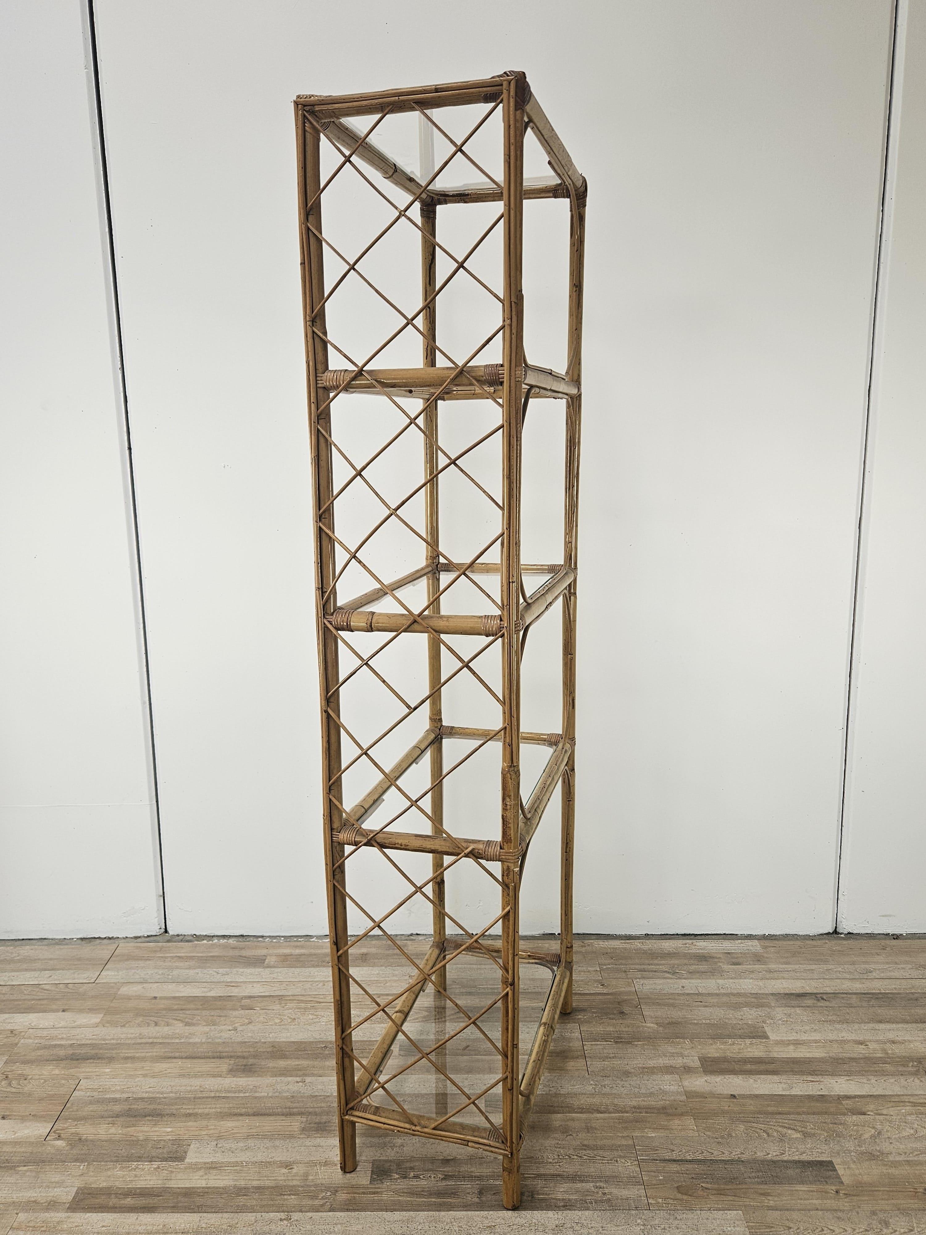 Mid-Century moderno Mobile in vimini e bambù con ripiani in vetro anni '70 in vendita