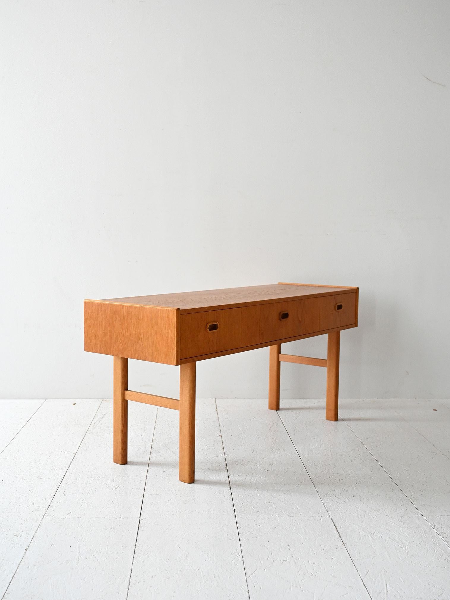 1960er Dielenschrank aus skandinavischer Eiche (Skandinavische Moderne) im Angebot