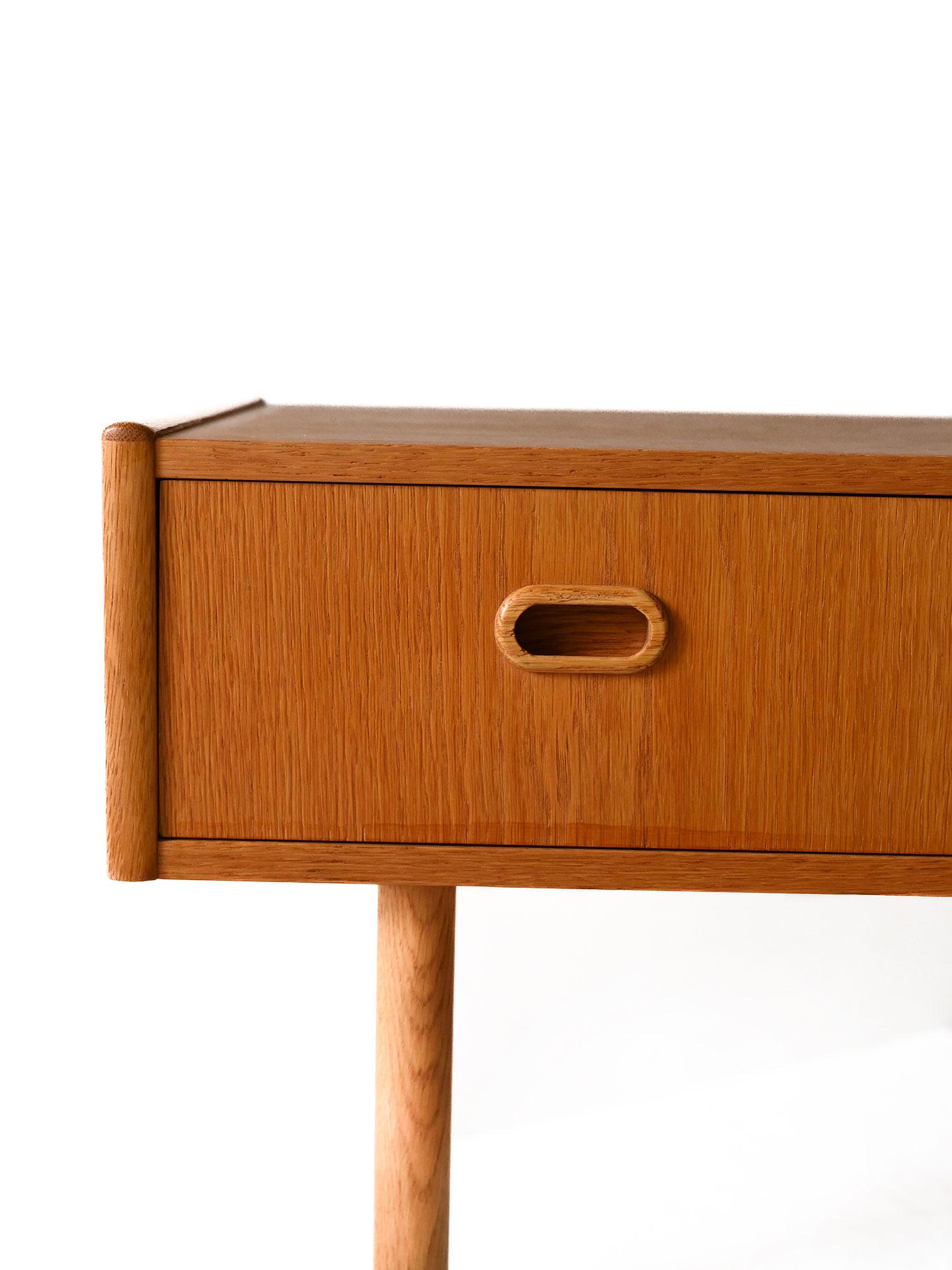 1960er Dielenschrank aus skandinavischer Eiche im Zustand „Gut“ im Angebot in Brescia, IT