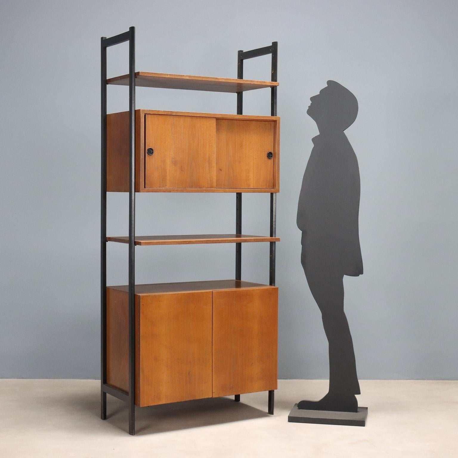 Mobile con vani contenitore ad ante battenti e scorrevoli, ripiano a giorno, legno impiallacciato teak, montanti in legno. 