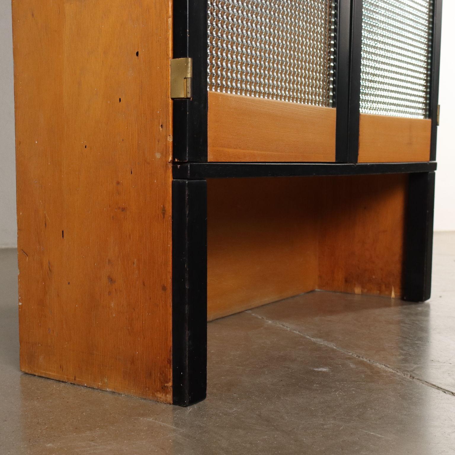 70s-80s bookcase cabinet in ash and glass For Sale 1