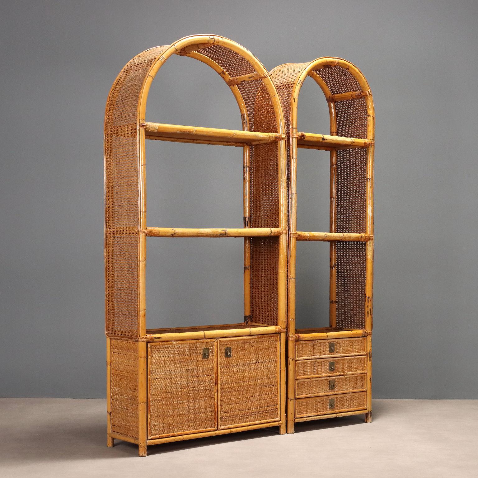 Librería vintage de bambú y mimbre compuesta por dos elementos en forma de arco de igual altura y profundidad pero diferente anchura (91 cm y 61 cm) con puertas batientes, cajones y estantes.