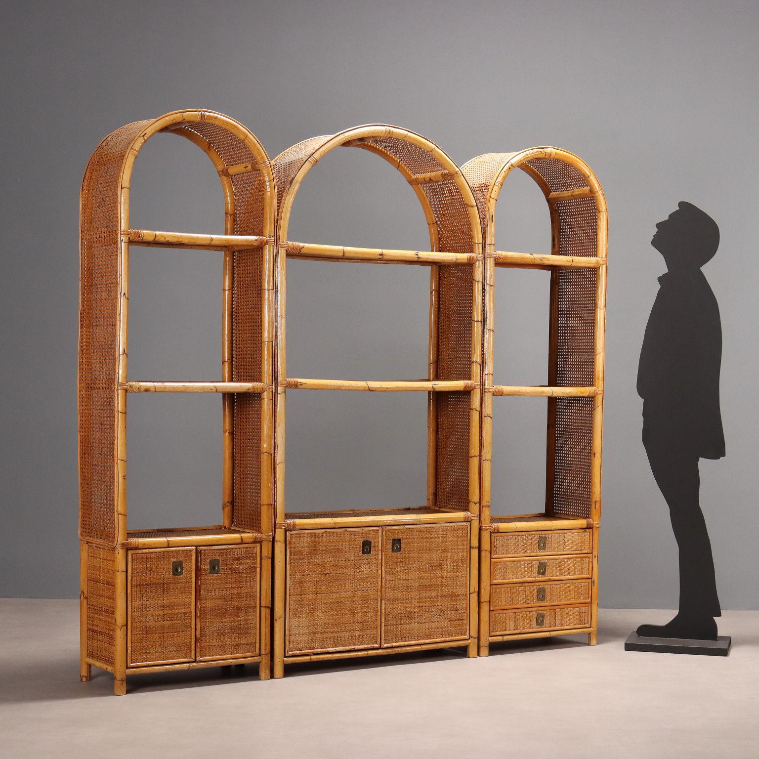 Bibliothèque vintage en bambou et osier composée de trois éléments en forme d'arche de hauteur et de profondeur égales mais de largeur différente (91cm et 61cm) avec portes à charnières, tiroirs et étagères.